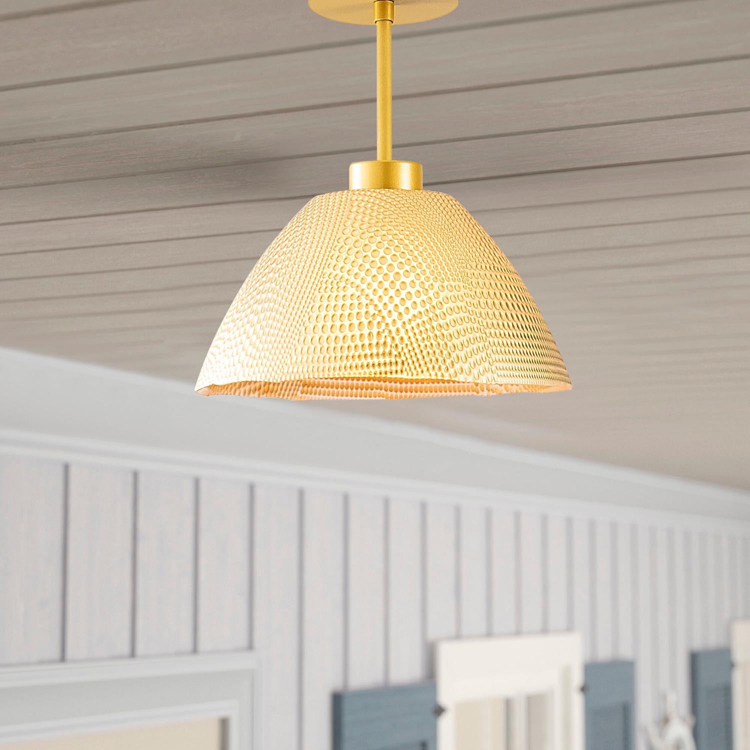 Entdecken Sie die Bornova Pendelleuchte in Gold von Opviq – ein elegantes Designstück, das jeden Raum mit nostalgischem Glamour erhellt.