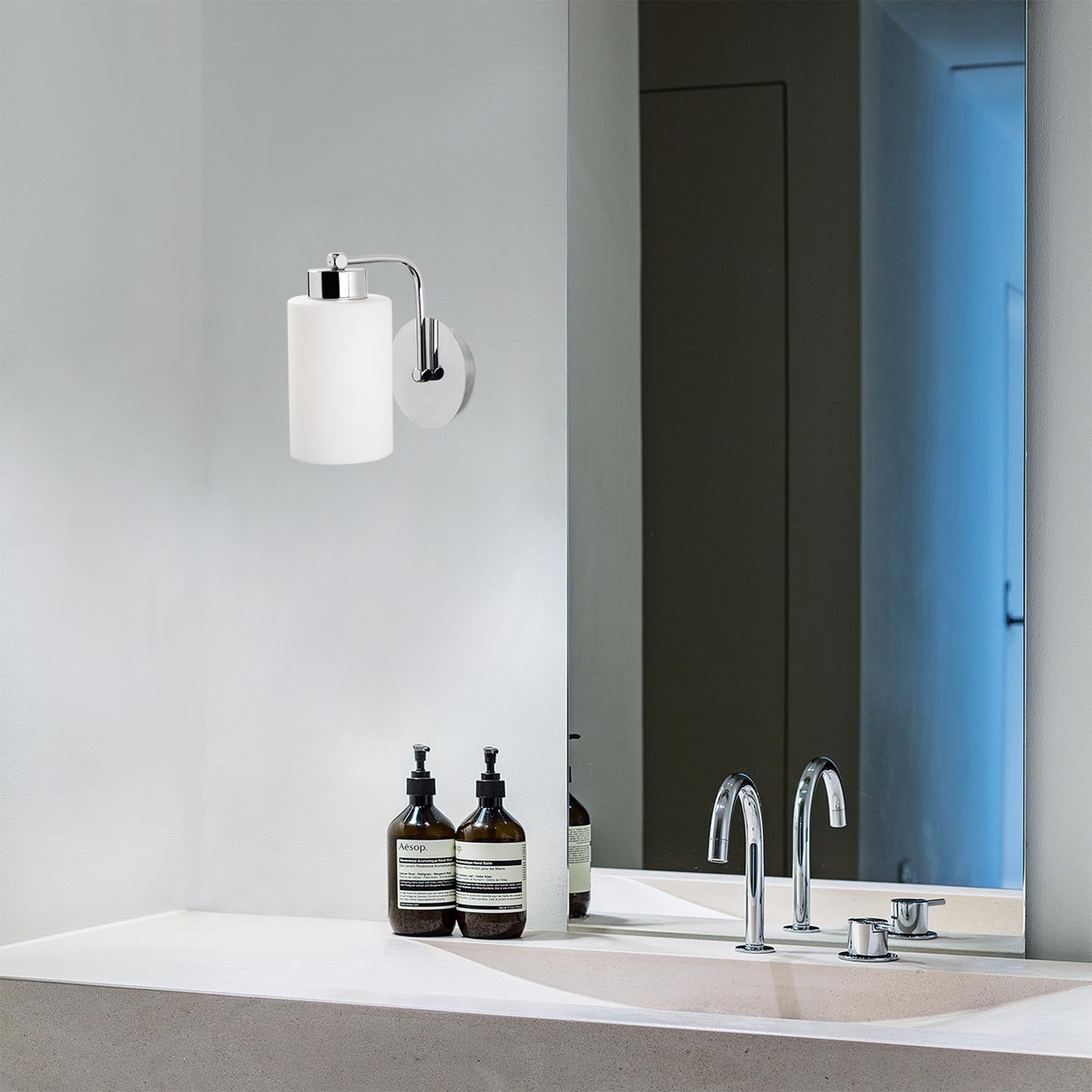 Entdecken Sie die elegante Balcova Wandleuchte in Silber von Opviq. Perfekt für jeden Raum, verleiht sie Ihrem Zuhause stilvolle Akzente.