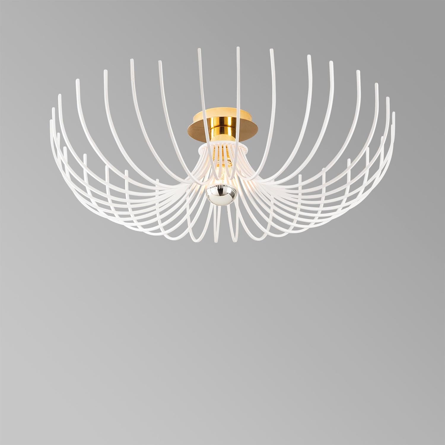 Verleihen Sie Ihrem Zuhause mit der weißen Aspendos Pendelleuchte von Opviq einen Hauch von Eleganz und zeitloser Raffinesse.