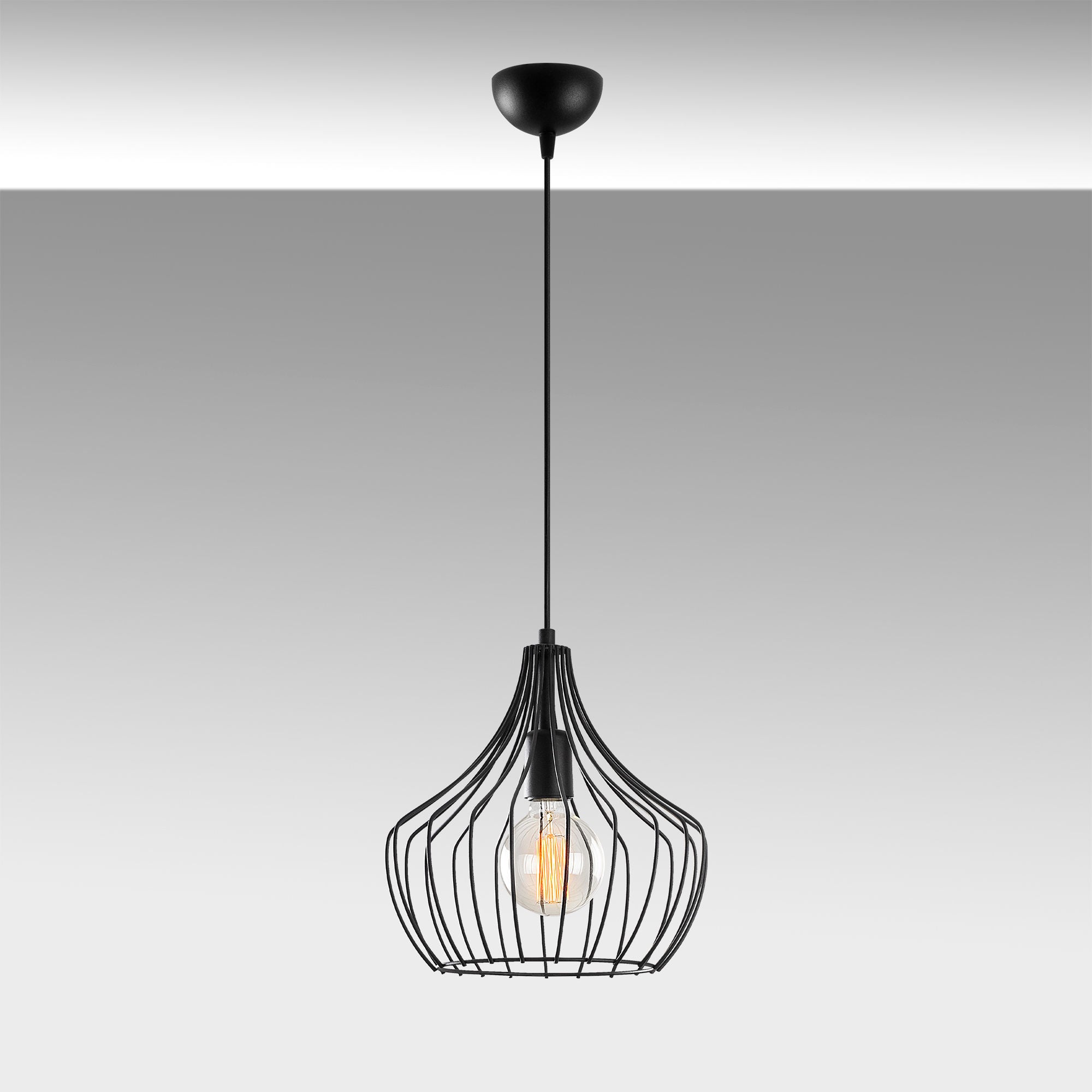 Erleben Sie die Mezopotamya Pendelleuchte in Schwarz von Opviq – ein stilvolles Design-Highlight, das Ihr Zuhause in ein elegantes Ambiente verwandelt.