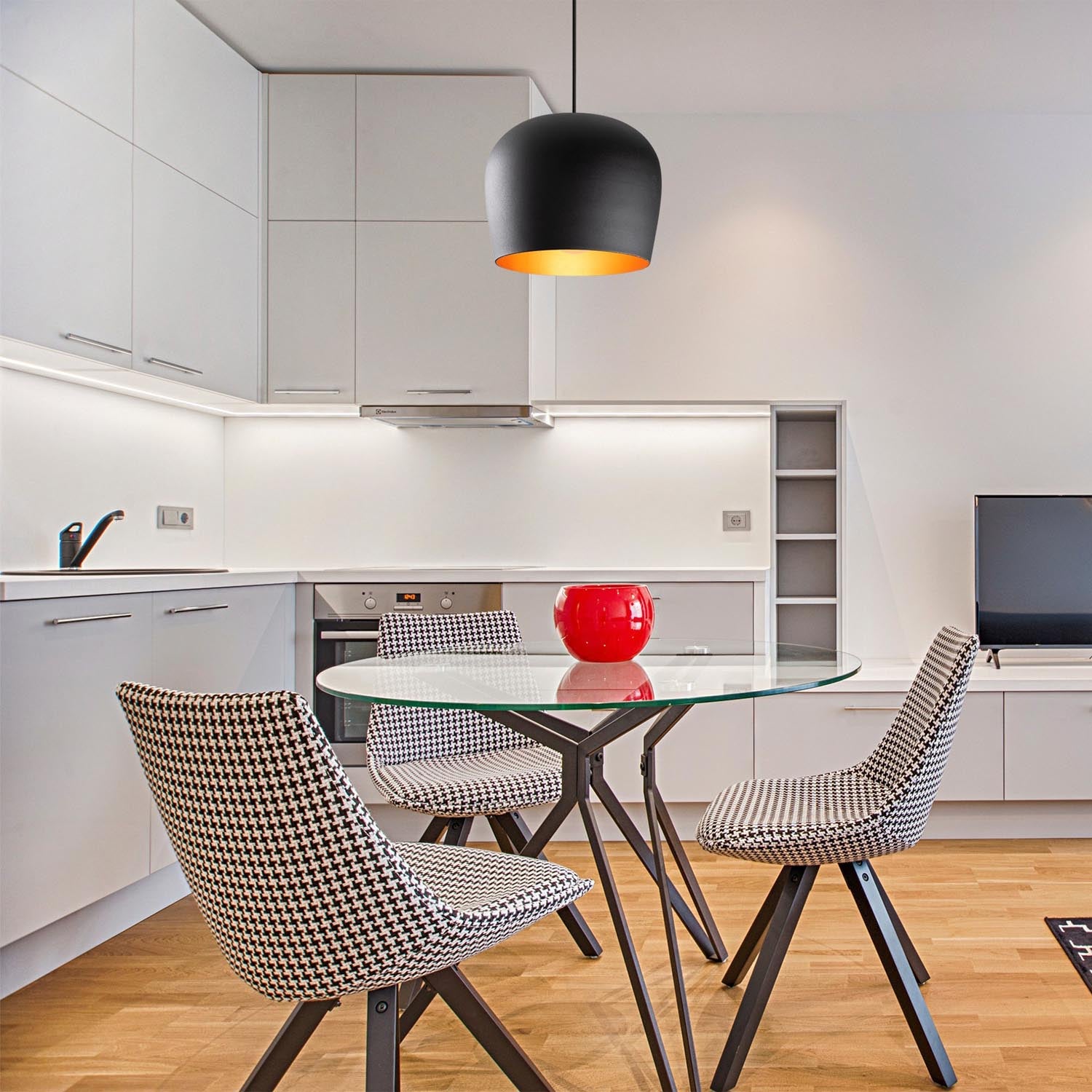 Entdecken Sie die Berceste Pendelleuchte in Schwarz von Opviq – ein stilvoller Eisen-Kronleuchter, der jeden Raum mit Eleganz und modernem Flair bereichert.