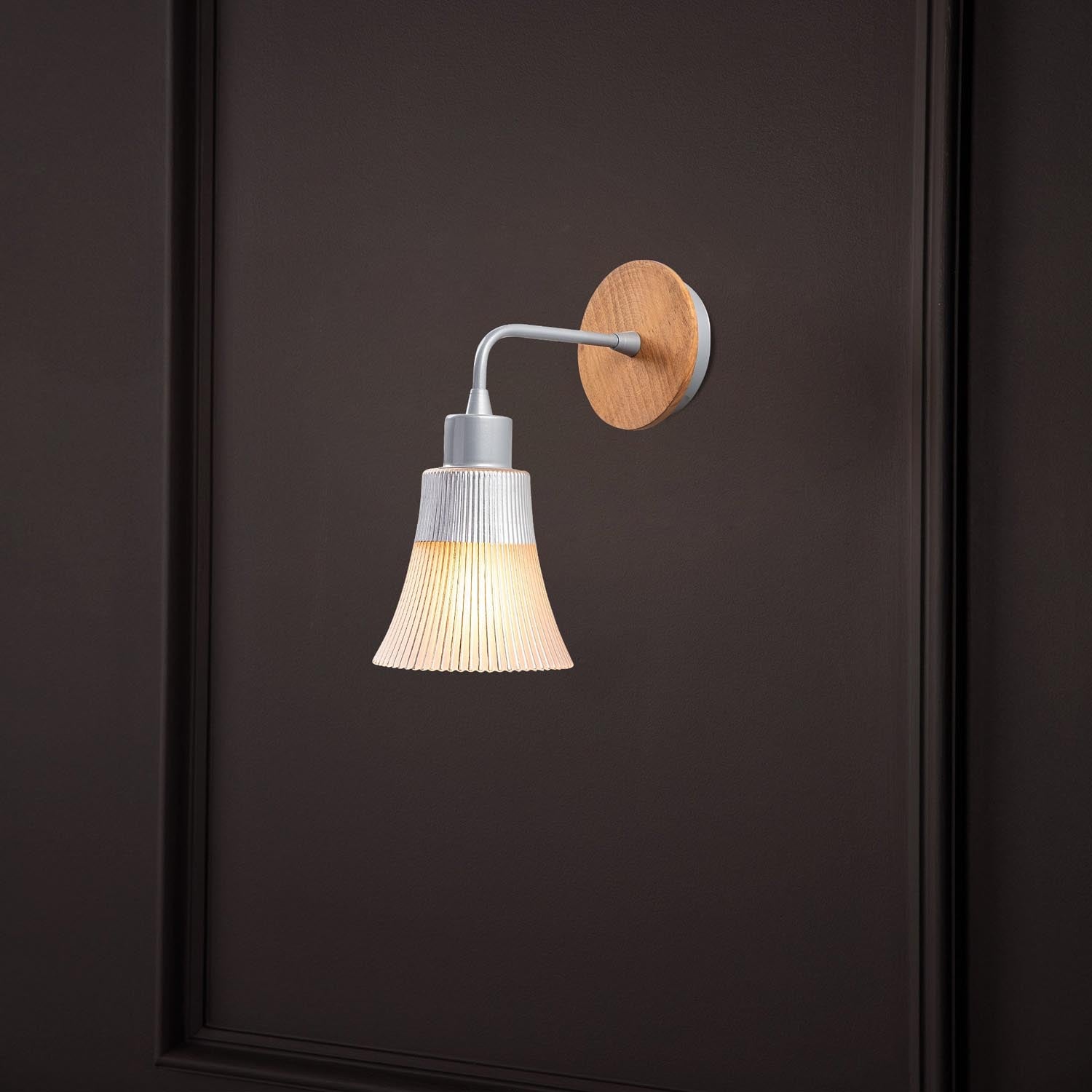Entdecken Sie die elegante Foca Wandleuchte in Silber von Opviq. Diese stilvolle Lampe vereint modernes Design mit natürlicher Schönheit und schafft eine einladende Atmosphäre.