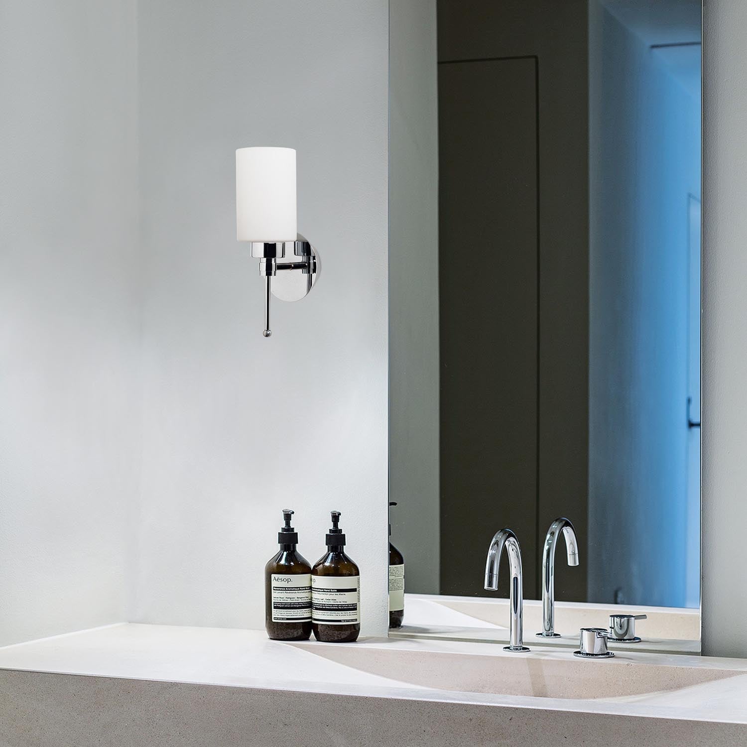 Entdecken Sie die stilvolle Balcova Wandleuchte in Silber von Opviq. Perfekt für modernes Wohnen, schafft sie eine einladende Atmosphäre.