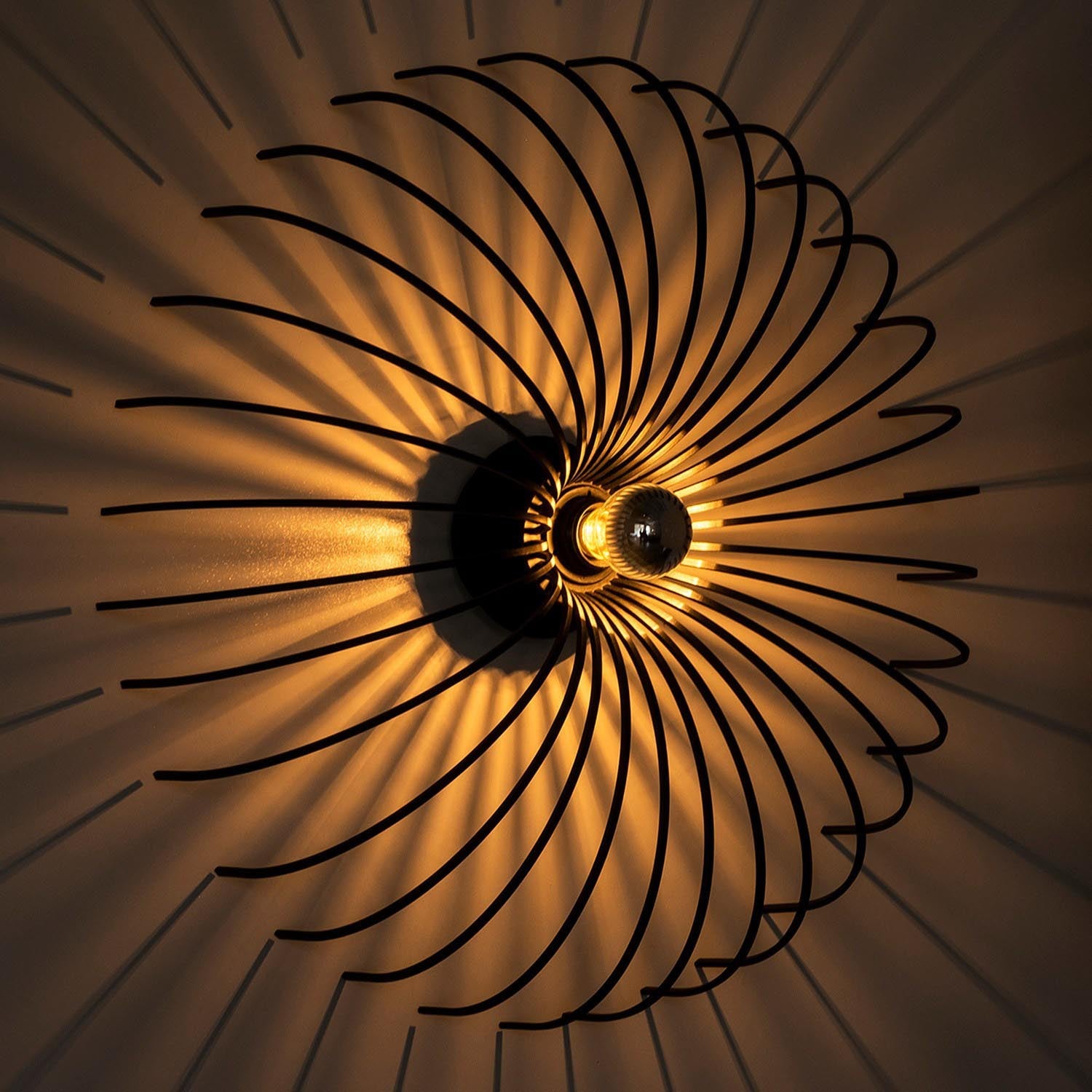 Setzen Sie Akzente in Ihrem Zuhause mit der eleganten Aspendos Wandleuchte in Schwarz von Opviq. Perfekt für stilvolle Beleuchtung!