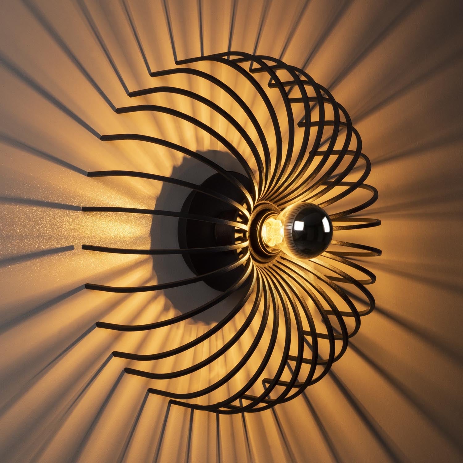 Schwarz glänzende Aspendos Wandleuchte von Opviq: Verleihen Sie Ihrem Zuhause mit ihrem modernen Design und eleganten Lichtakzenten einen Hauch von Raffinesse.