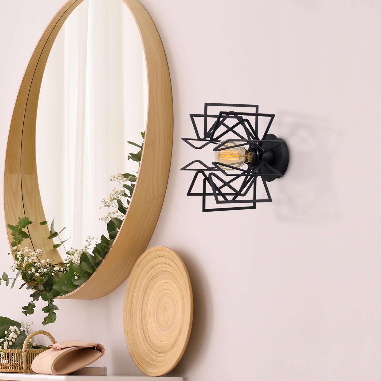 Erleben Sie die stilvolle Nemrut Wandleuchte in Schwarz von Opviq. Ihr modernes Design und die elegante Ausstrahlung schaffen eine einladende Atmosphäre.