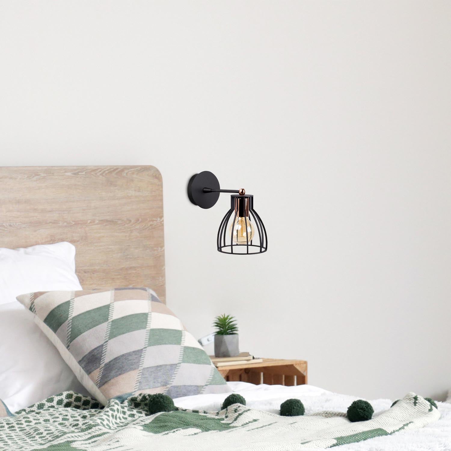 Verleihen Sie Ihrem Zuhause mit der Kemah Wandleuchte in Schwarz und Bronze von Opviq einen modernen Touch. Ideal für jeden Raum!