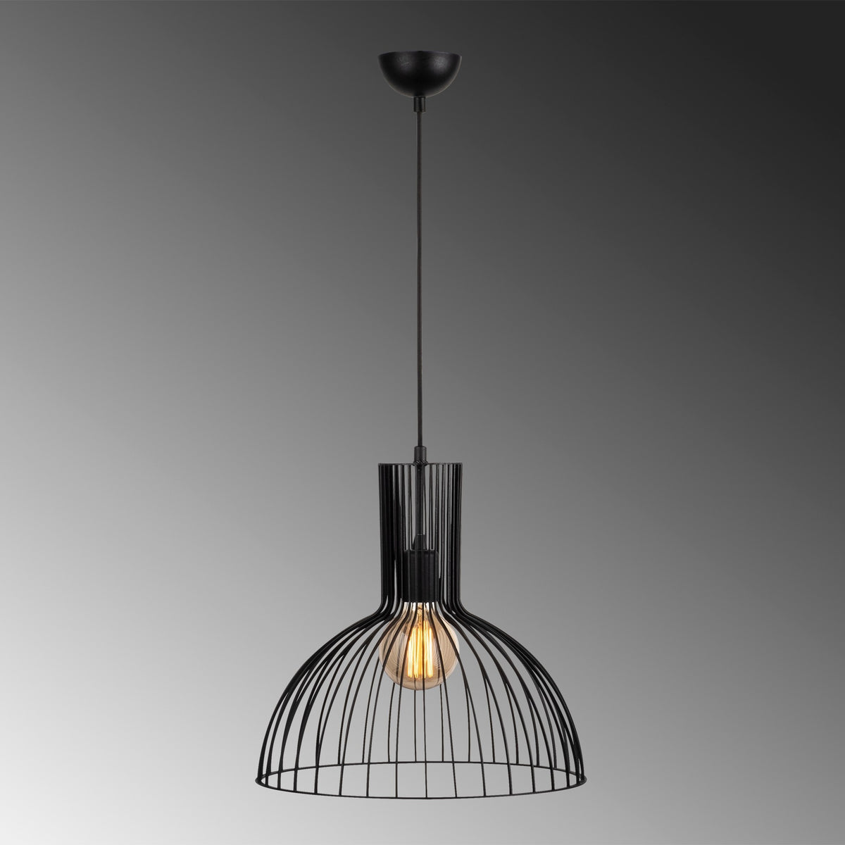 Fellini Pendellampe - Schwarz in Schwarz präsentiert im Onlineshop von KAQTU Design AG. Pendelleuchte ist von Opviq