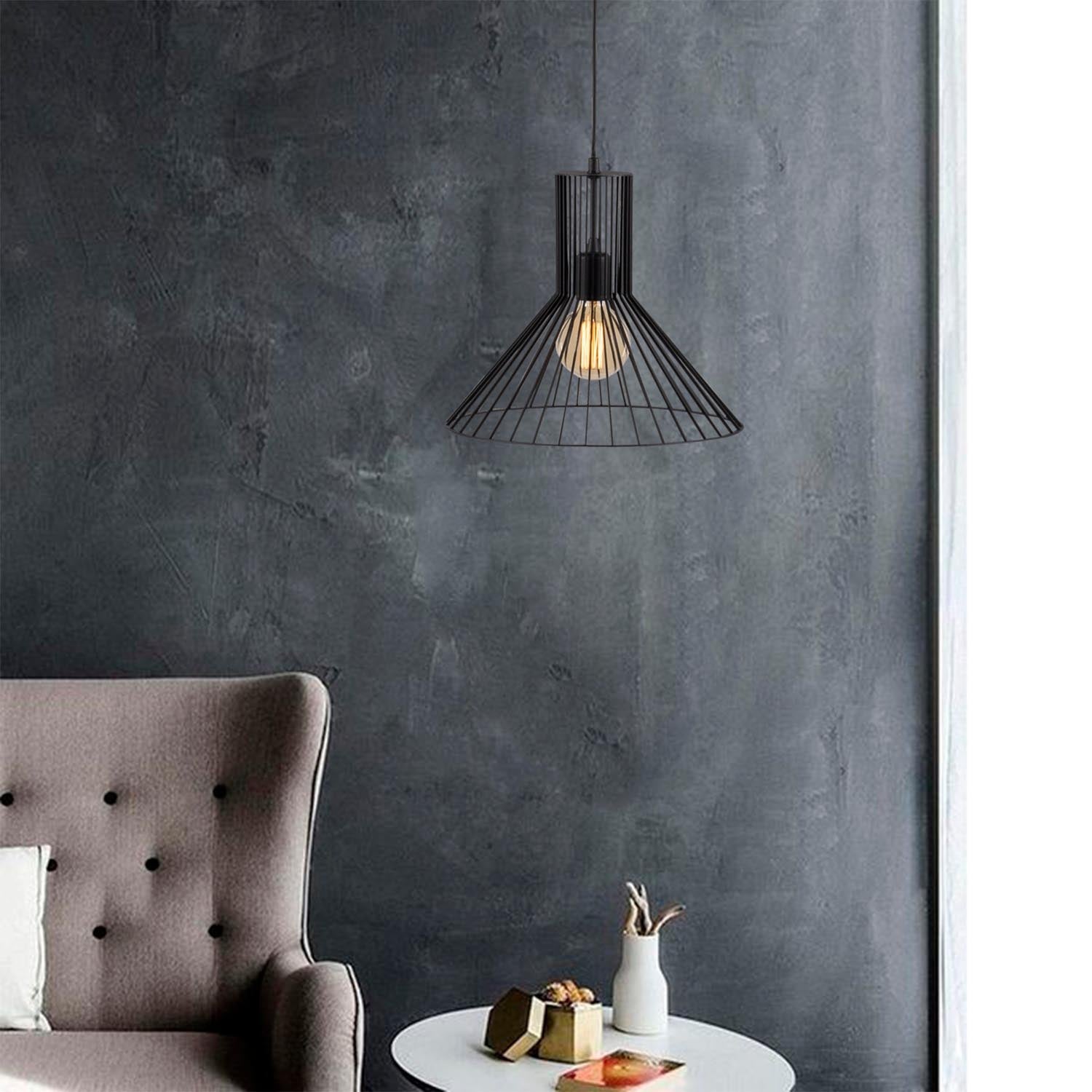 Entdecken Sie die Fellini Pendelleuchte in Schwarz von Opviq – ein eleganter Kronleuchter, der jeden Raum mit modernem Charme und stilvollem Licht verwandelt.