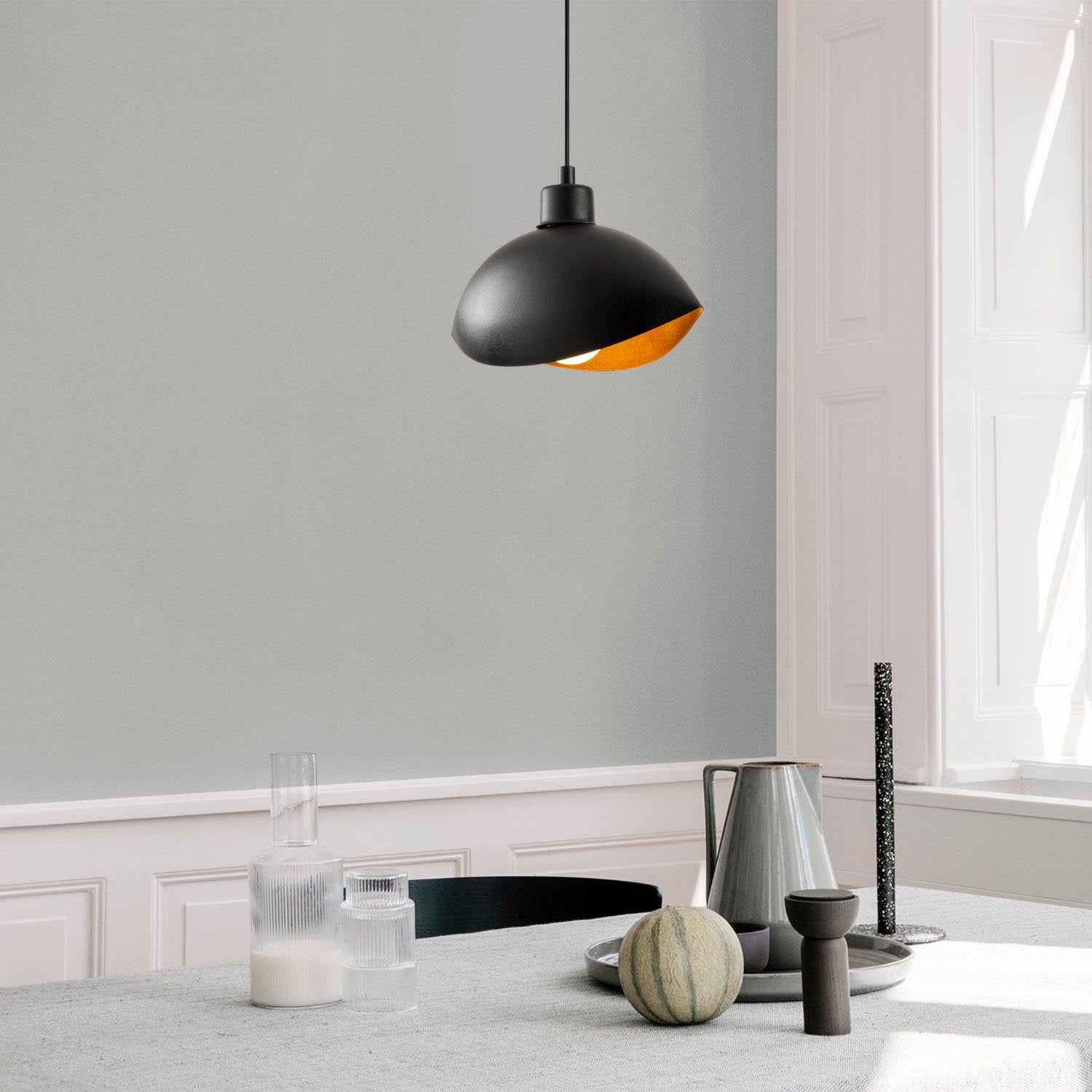 Entdecken Sie die elegante Sivani Pendelleuchte in Schwarz von Opviq. Perfekt für stilvolle Akzente in jedem Raum.