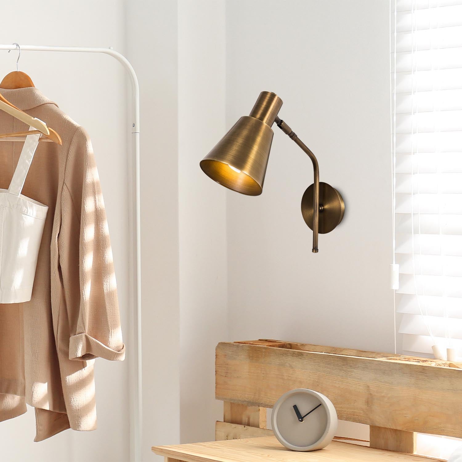 Entdecken Sie die Sivani Wandleuchte von Opviq – eine elegante Vintage-Lampe, die jedem Raum nostalgischen Charme und moderne Eleganz verleiht.