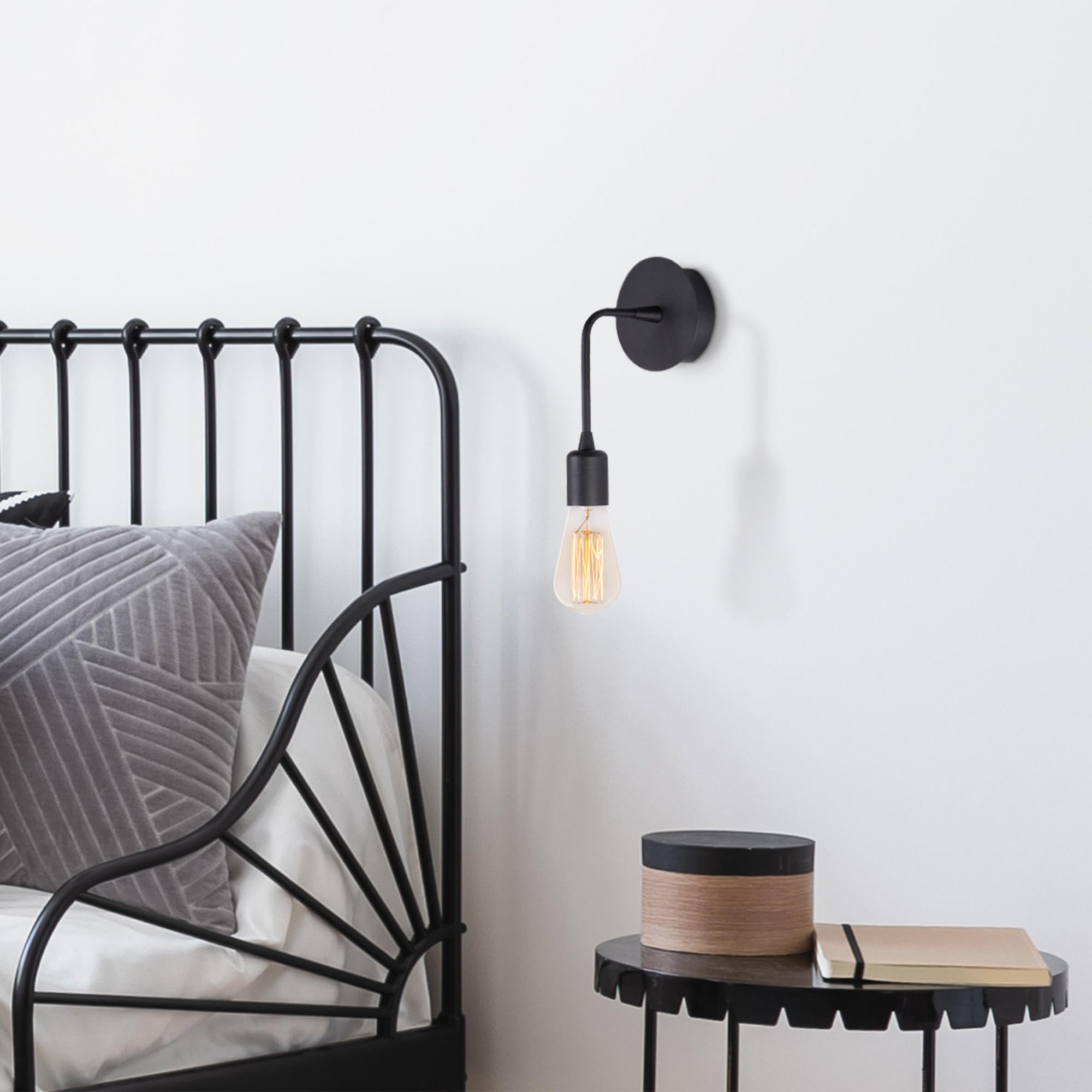 Schwarze Dartini Wandleuchte von Opviq: Ein modernes Lichtobjekt, das Eleganz und Funktionalität vereint. Perfekt für jeden Raum!