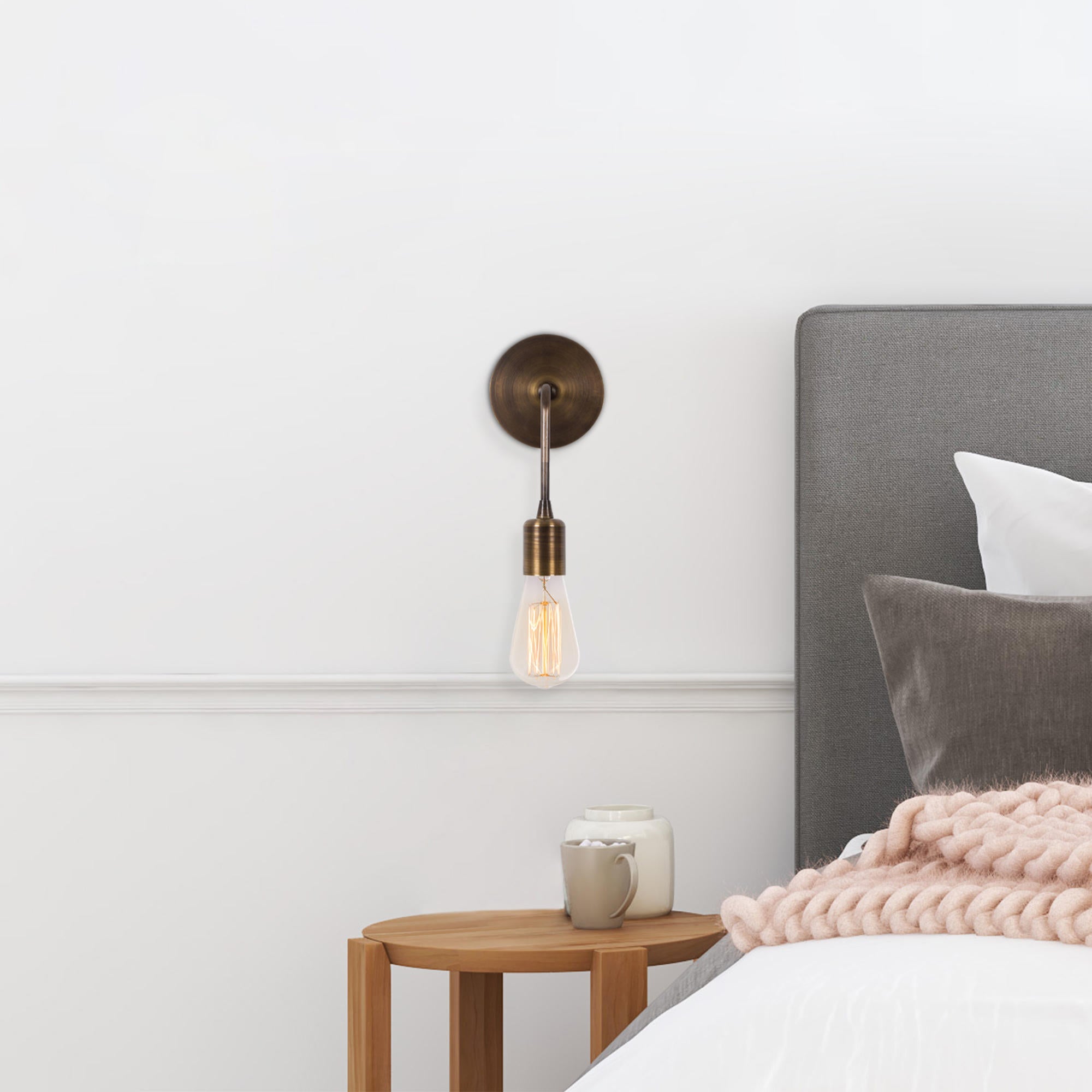 Entdecken Sie die Dartini Wandleuchte von Opviq – eine stilvolle Kombination aus Vintage-Charme und moderner Eleganz für Ihr Zuhause.