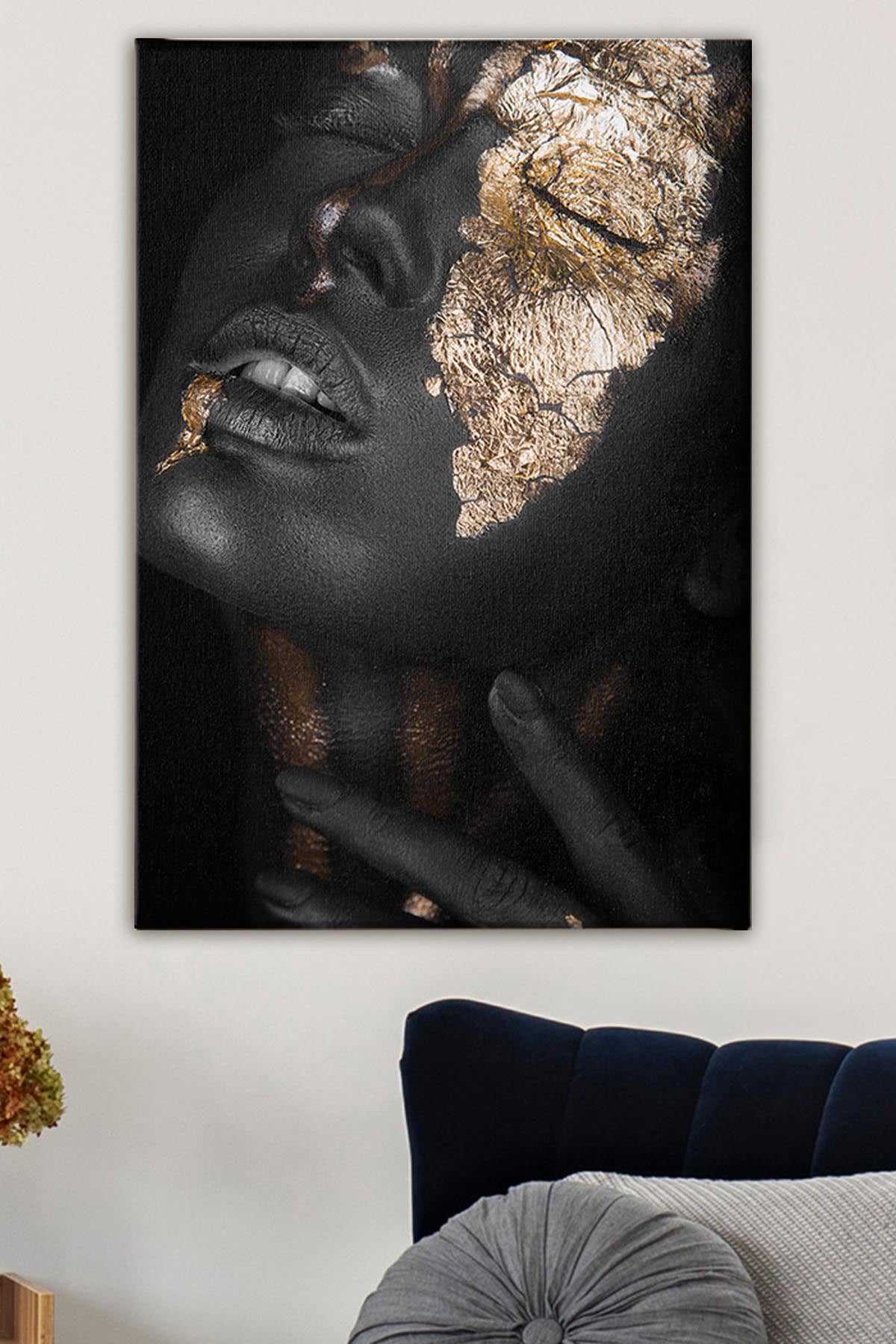 Entdecken Sie das faszinierende Kanvas Tablo (50 x 70) von Wallity. Dieses mehrfarbige Kunstwerk verwandelt jeden Raum mit seiner geheimnisvollen Aura und zeitlosen Eleganz.