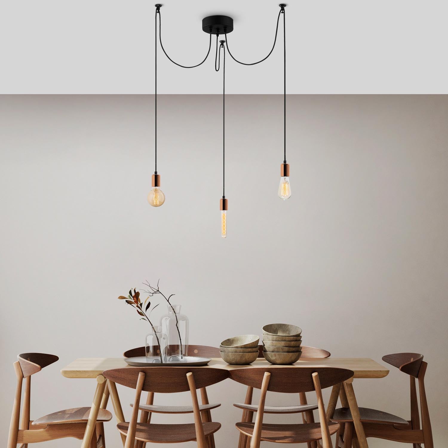 Erleben Sie die Kabluni Pendelleuchte von Opviq in edlem Kupfer – ein stilvolles Highlight, das Ihr Zuhause mit warmem Licht und Eleganz bereichert.