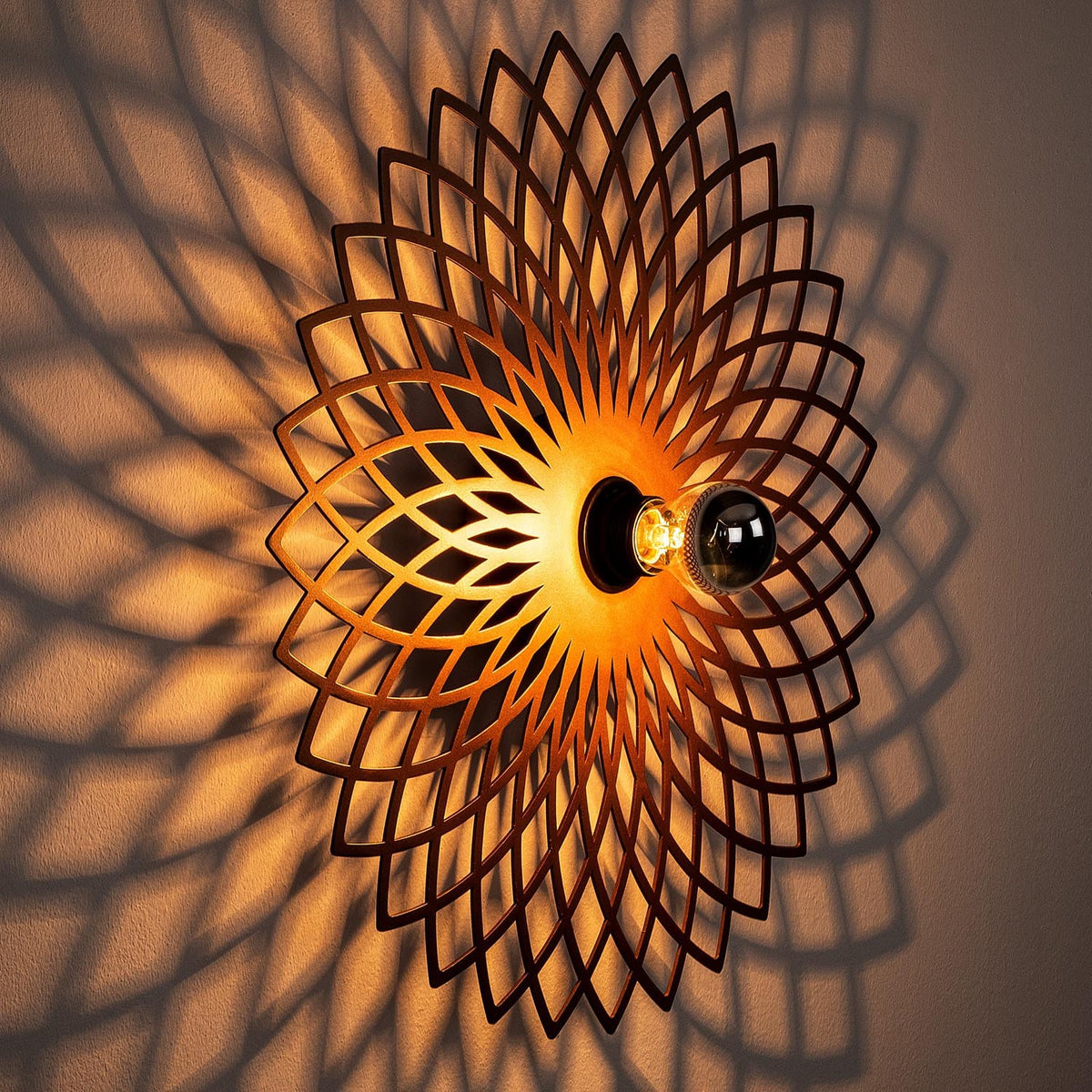 Fellini Wandleuchte - Kupfer in Kupfer präsentiert im Onlineshop von KAQTU Design AG. Wandleuchte ist von Opviq