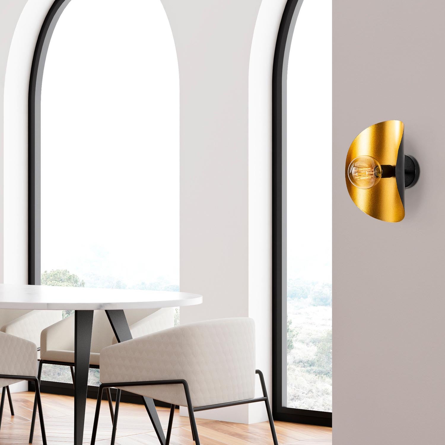 Entdecken Sie die Sivani Wandleuchte in Schwarz Gold von Opviq – ein stilvolles Highlight für Ihr Zuhause, das Eleganz und Gemütlichkeit vereint.