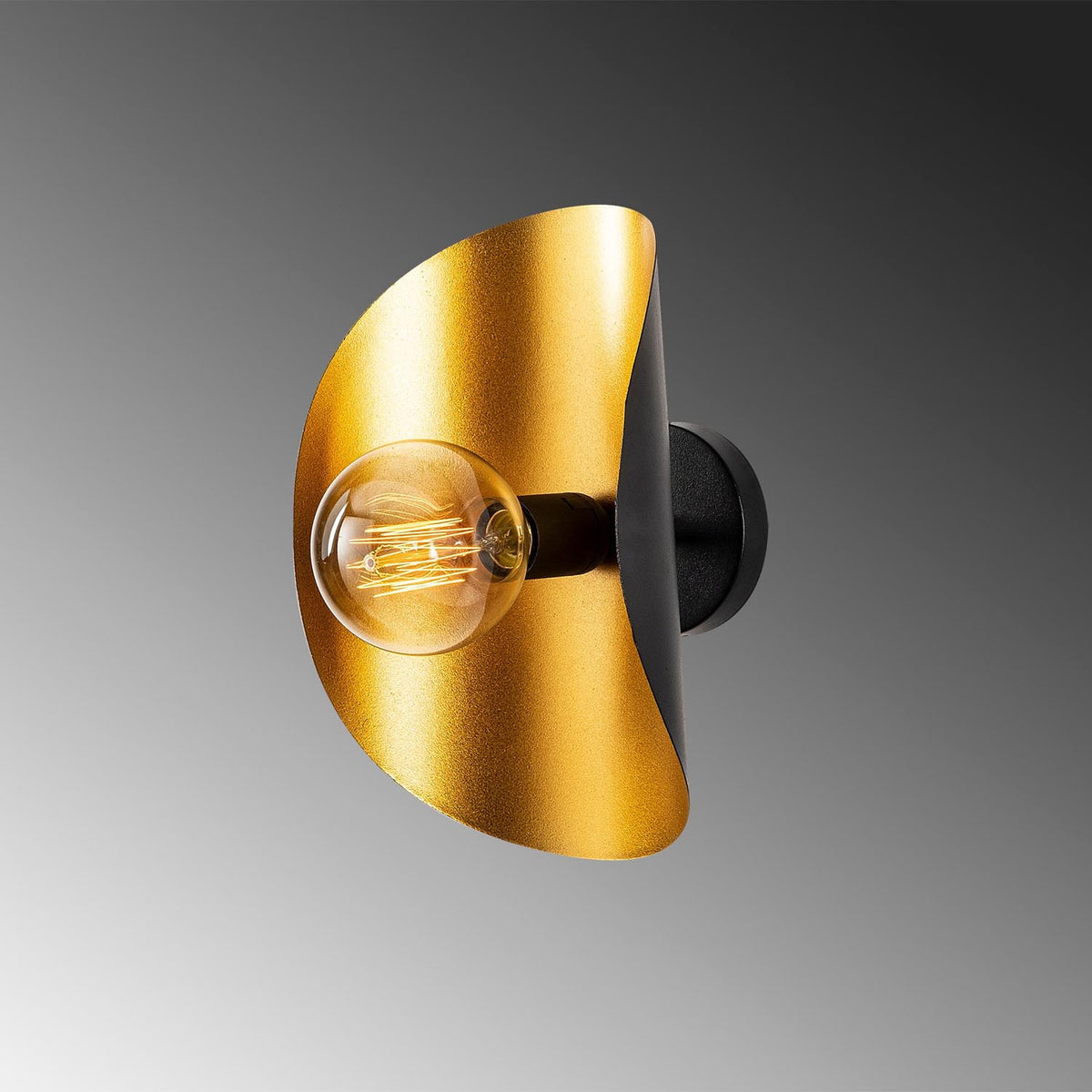 Sivani Wandleuchte - Schwarz Gold in Schwarz Gold präsentiert im Onlineshop von KAQTU Design AG. Wandleuchte ist von Opviq