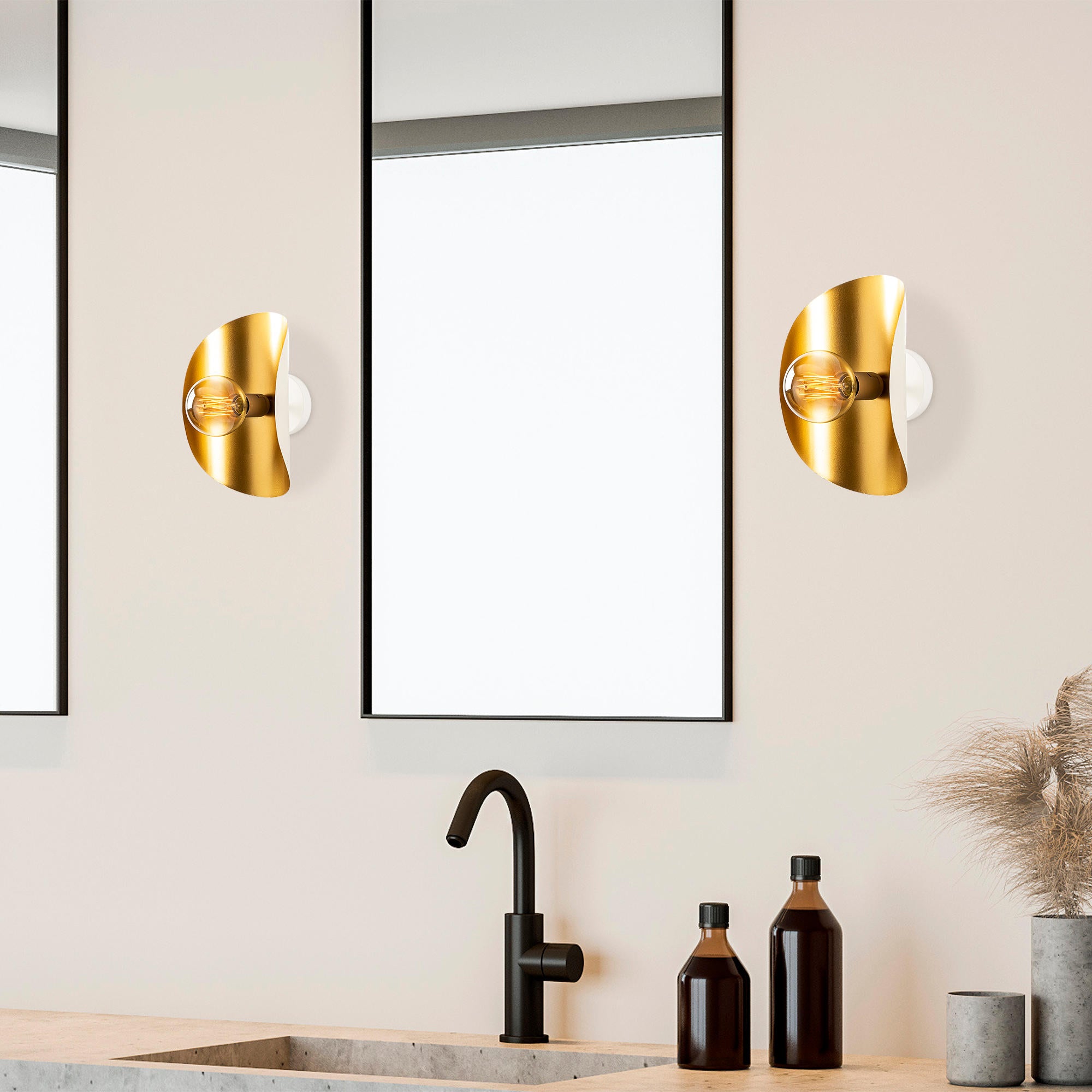 Entdecken Sie die elegante Sivani Wandleuchte in Weiß und Gold von Opviq. Perfekt für stilvolle Akzente in jedem Raum.