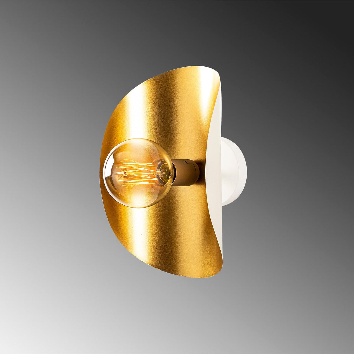 Sivani Wandleuchte - Weisses Gold in Weisses Gold präsentiert im Onlineshop von KAQTU Design AG. Wandleuchte ist von Opviq