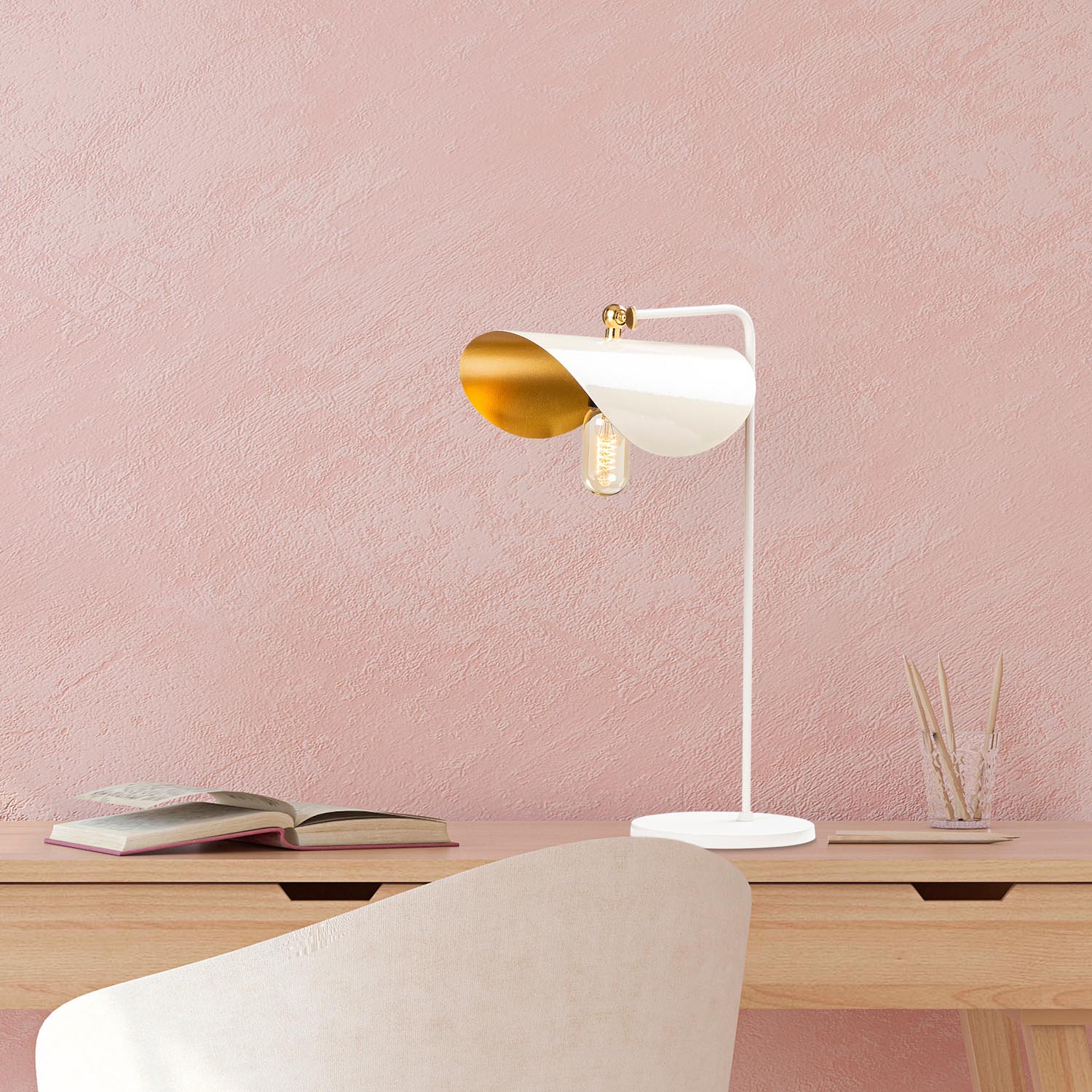 Verleihen Sie Ihrem Zuhause mit der Sivani Tischleuchte von Opviq in Weiß und Gold einen Hauch von Luxus und modernem Stil.