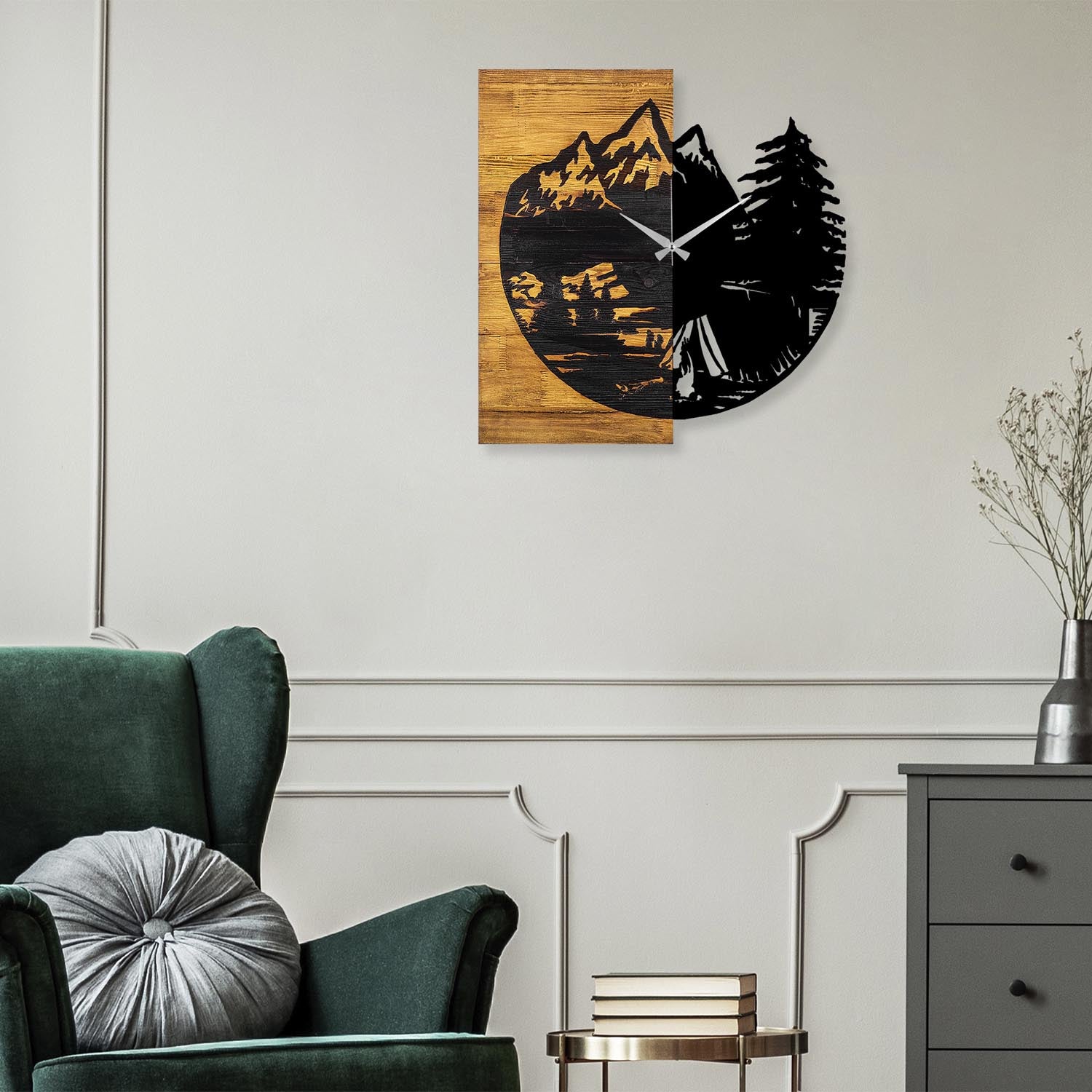 Entdecken Sie die Wooden Clock 19 in Walnuss Schwarz von Wallity – eine handgefertigte Wanduhr aus 100% Holz, die jedem Raum Stil und Charakter verleiht.