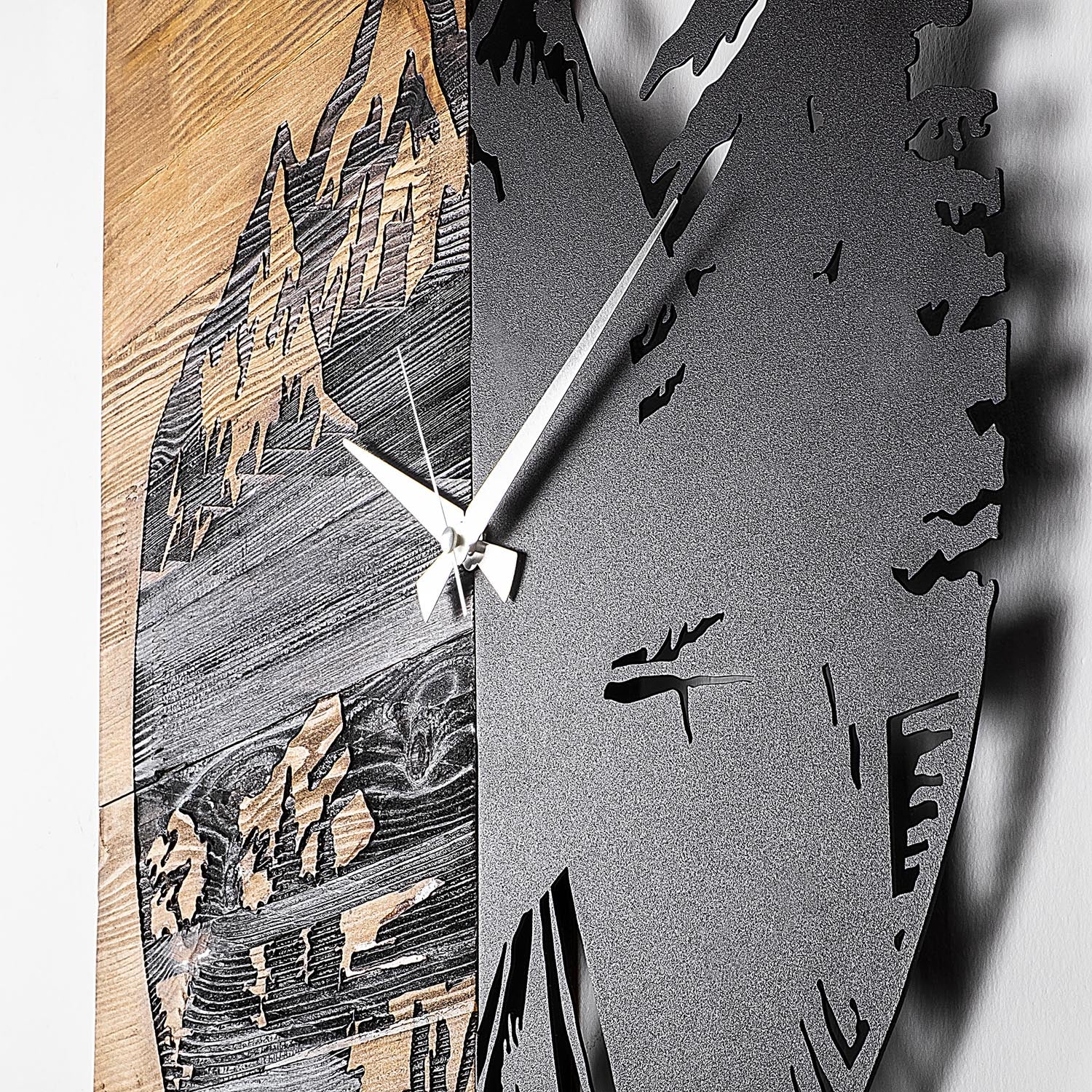 Erleben Sie die Wooden Clock 19 in Walnuss Schwarz von Wallity – eine einzigartige Wanduhr aus echtem Holz, die Eleganz und Wärme in Ihr Zuhause bringt.