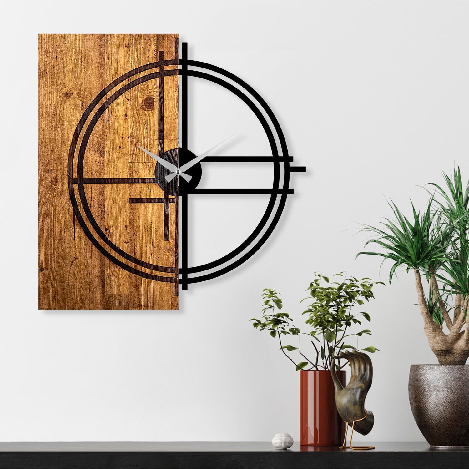 Entdecken Sie die elegante Wooden Clock 38 in Lichtwalnuss Schwarz von Wallity. Diese stilvolle Wanduhr aus 100% Holz verleiht jedem Raum einen modernen Akzent.