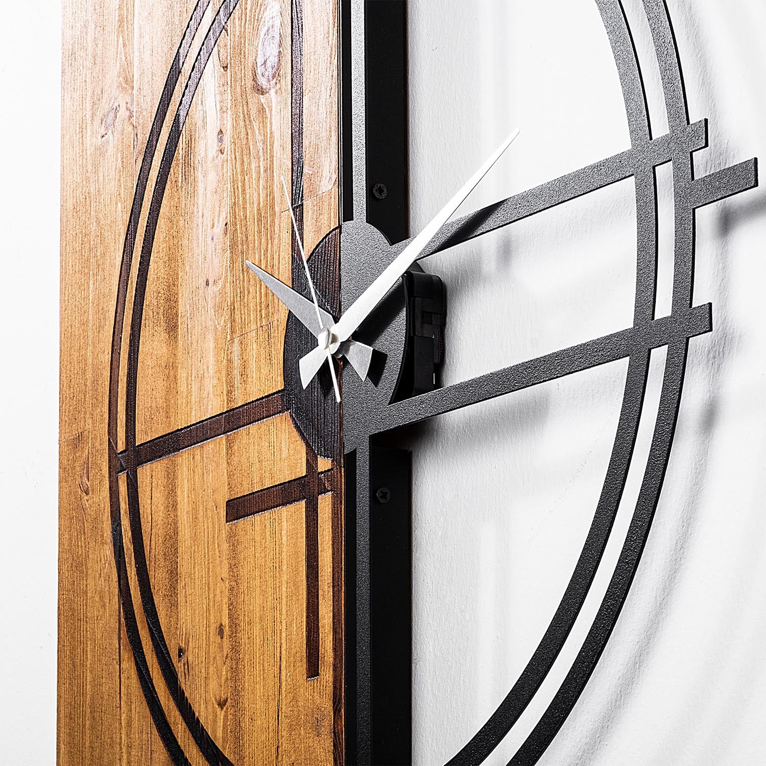 Verleihen Sie Ihrem Zuhause mit der Wooden Clock 38 in Lichtwalnuss Schwarz von Wallity einen modernen Akzent. Diese elegante Wanduhr aus 100% Holz kombiniert Stil und Langlebigkeit.