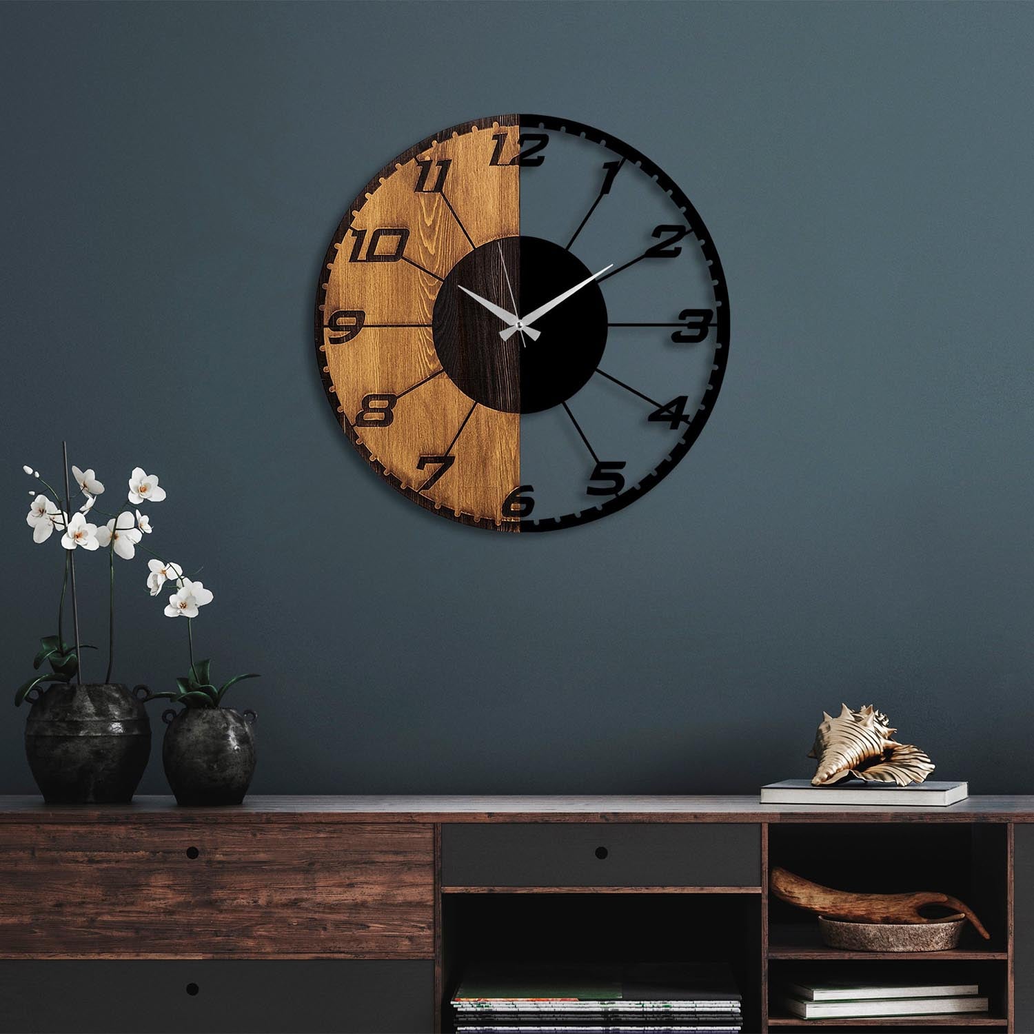Entdecken Sie die Linear Wanduhr in Walnuss Schwarz von Wallity – ein einzigartiges Kunstwerk aus echtem Holz und Metall, das jedem Raum Eleganz verleiht.