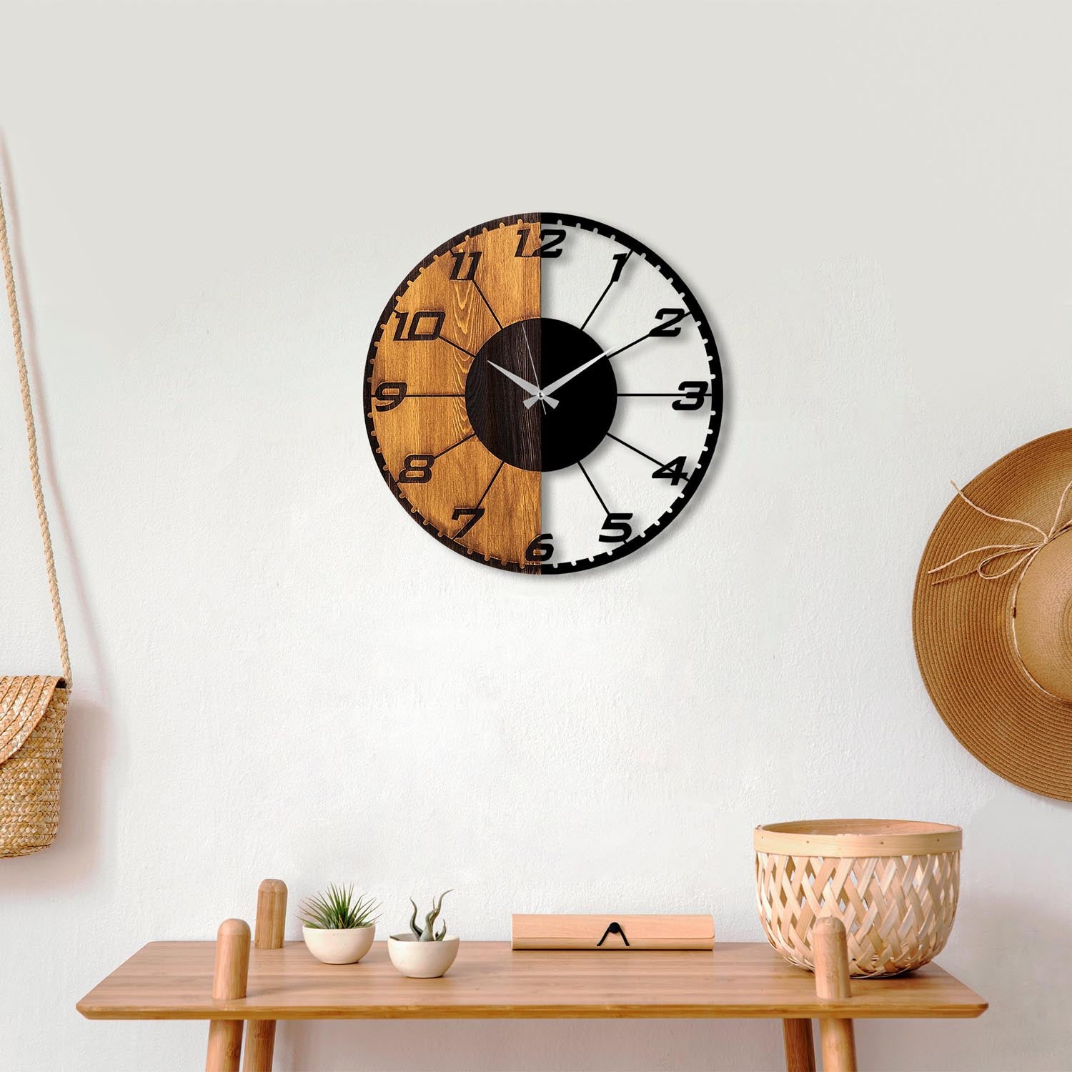 Verleihen Sie Ihrem Zuhause mit der Linear Wanduhr von Wallity in Walnuss Schwarz einen Hauch von zeitloser Eleganz. Handgefertigt aus echtem Holz und Metall, ist jede Uhr ein Unikat.