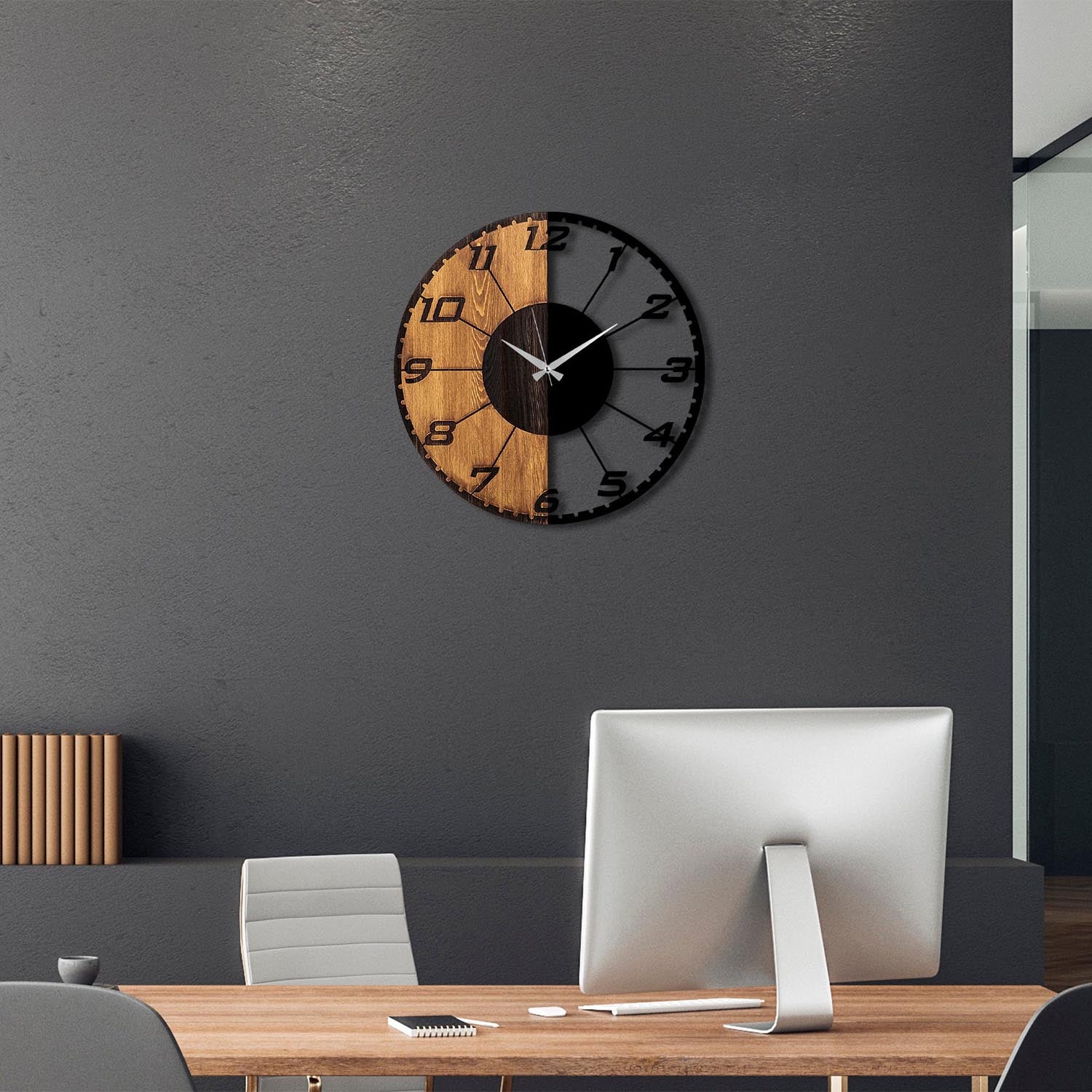 Verleihen Sie Ihrem Zuhause mit der Linear Wanduhr von Wallity in Walnuss Schwarz einen Hauch von natürlicher Eleganz. Handgefertigt aus echtem Holz und Metall, ist jede Uhr ein einzigartiges Kunstwerk.