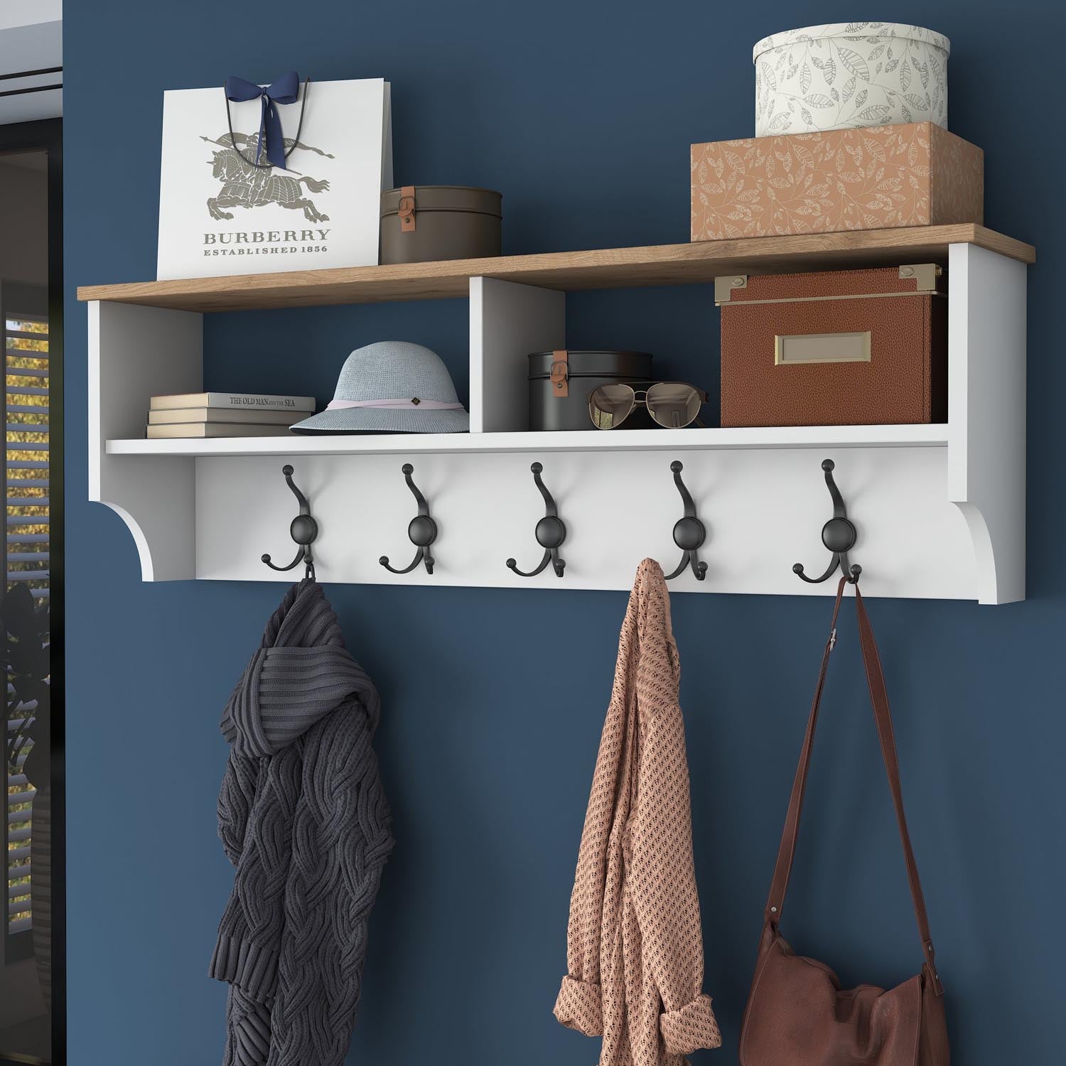 Eleganter Dielenständer P2 von Hanah Home in Weiß und Walnuss. Ideal für einen stilvollen und organisierten Eingangsbereich.