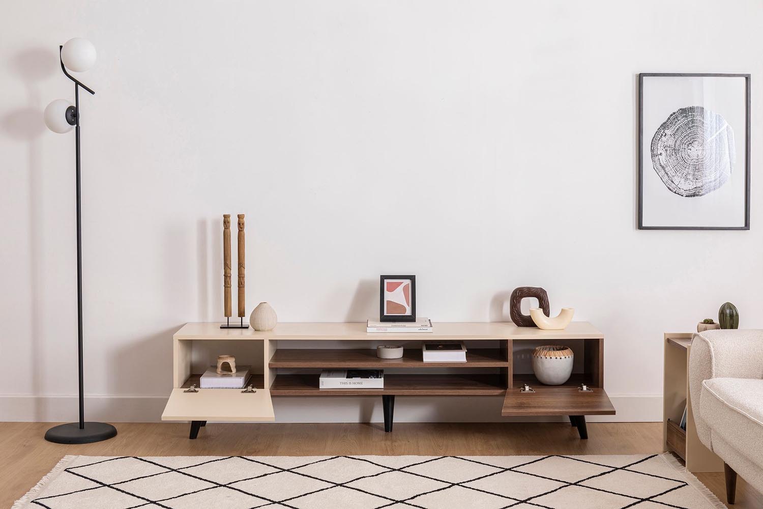 Gestalten Sie Ihr Wohnzimmer mit dem Clark Sideboard von Hanah Home. Walnuss und Beige vereinen Stil und Funktionalität für ein einladendes Ambiente.