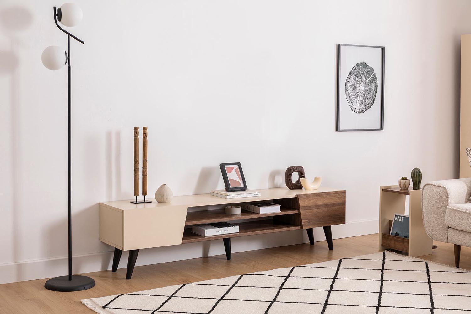 Entdecken Sie das Clark Sideboard von Hanah Home – eine harmonische Kombination aus Walnuss und Beige, die Eleganz und praktischen Stauraum in Ihr Wohnzimmer bringt.