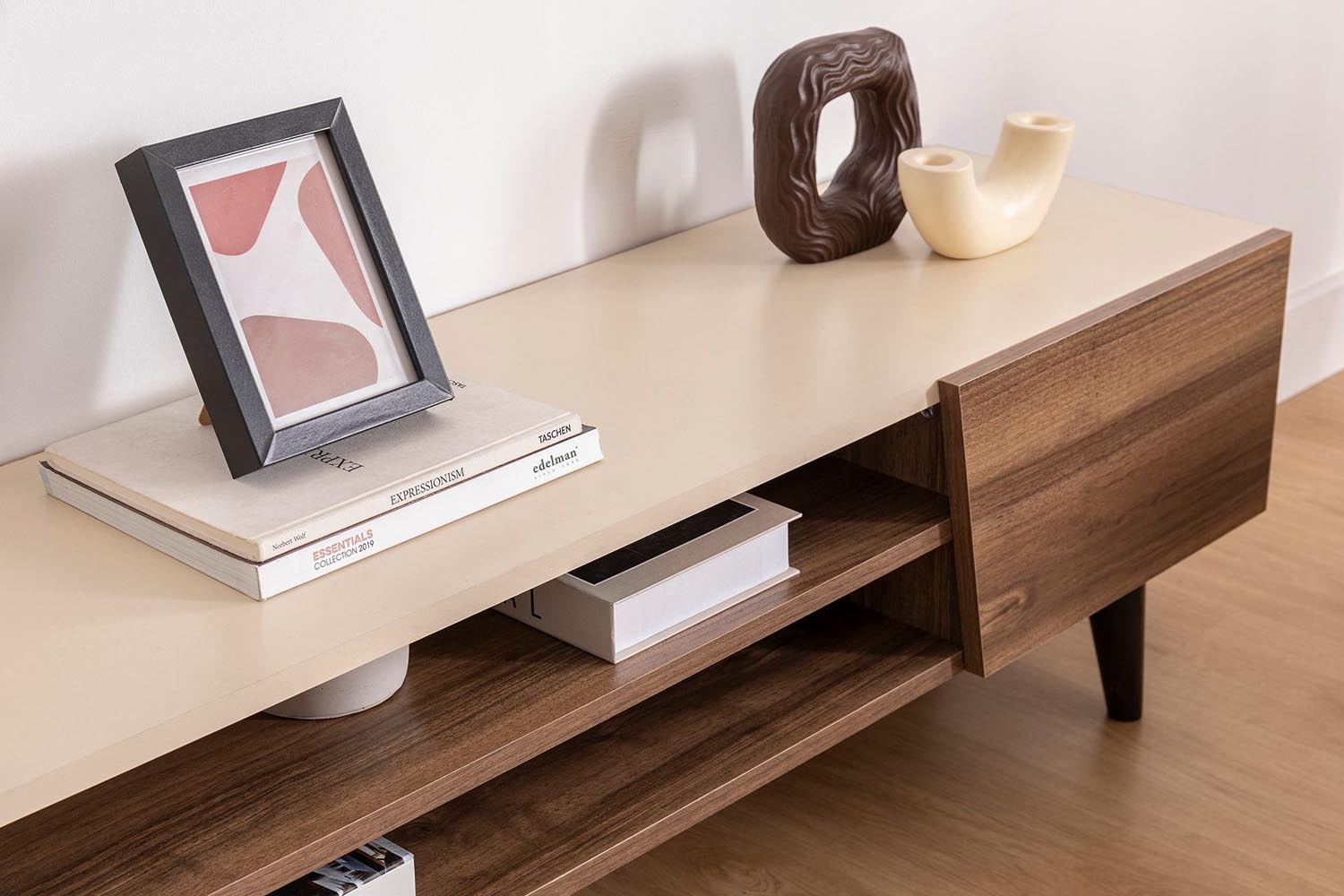 Erleben Sie das Clark Sideboard von Hanah Home – ein stilvolles Möbelstück in Walnuss und Beige, das Ihr Wohnzimmer aufwertet und für Ordnung sorgt.