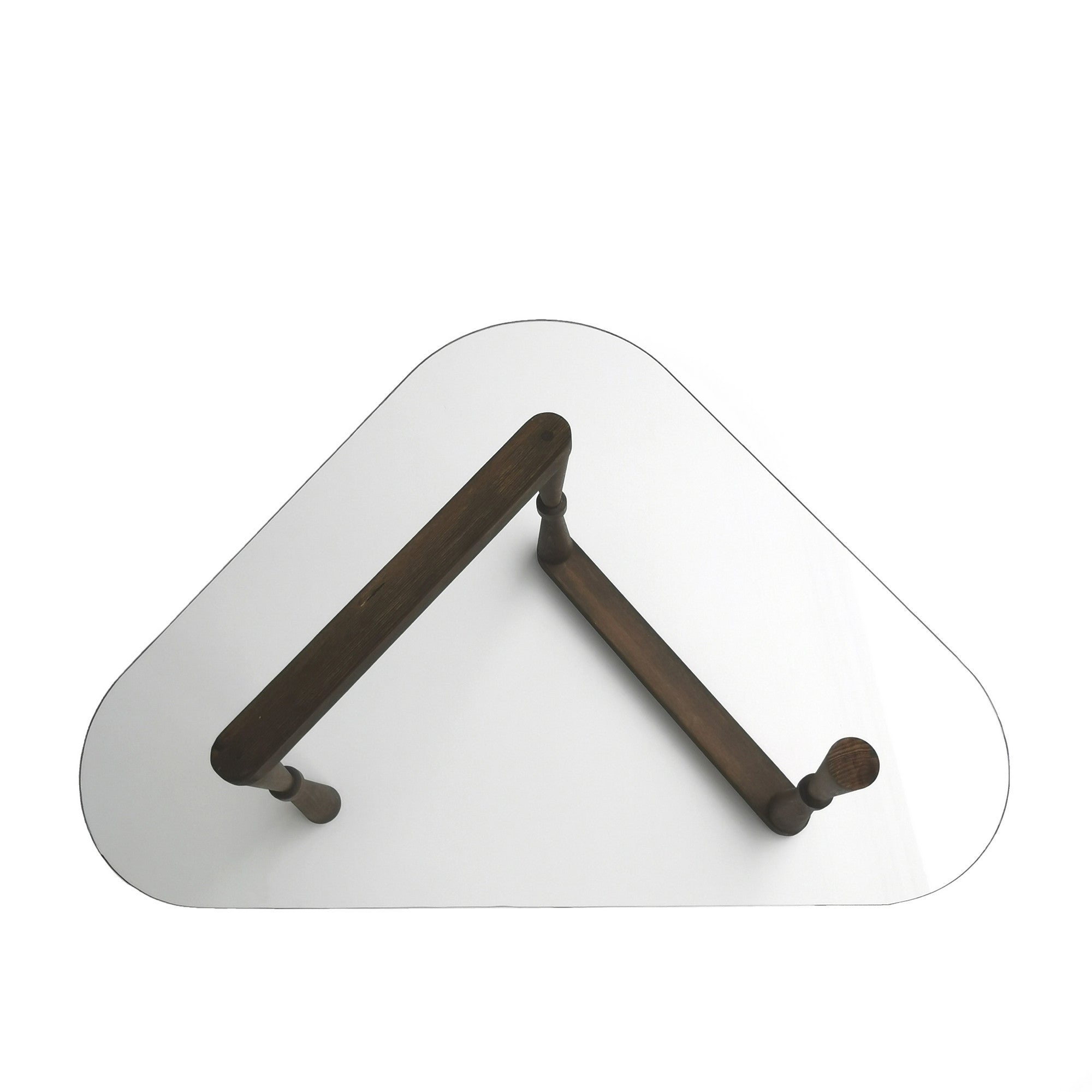 Entdecken Sie den Cam Orta Sehpa Sofatisch in stilvollem Walnuss. Hochwertiges Buchenholz und modernes Glas vereinen sich für zeitlose Eleganz.