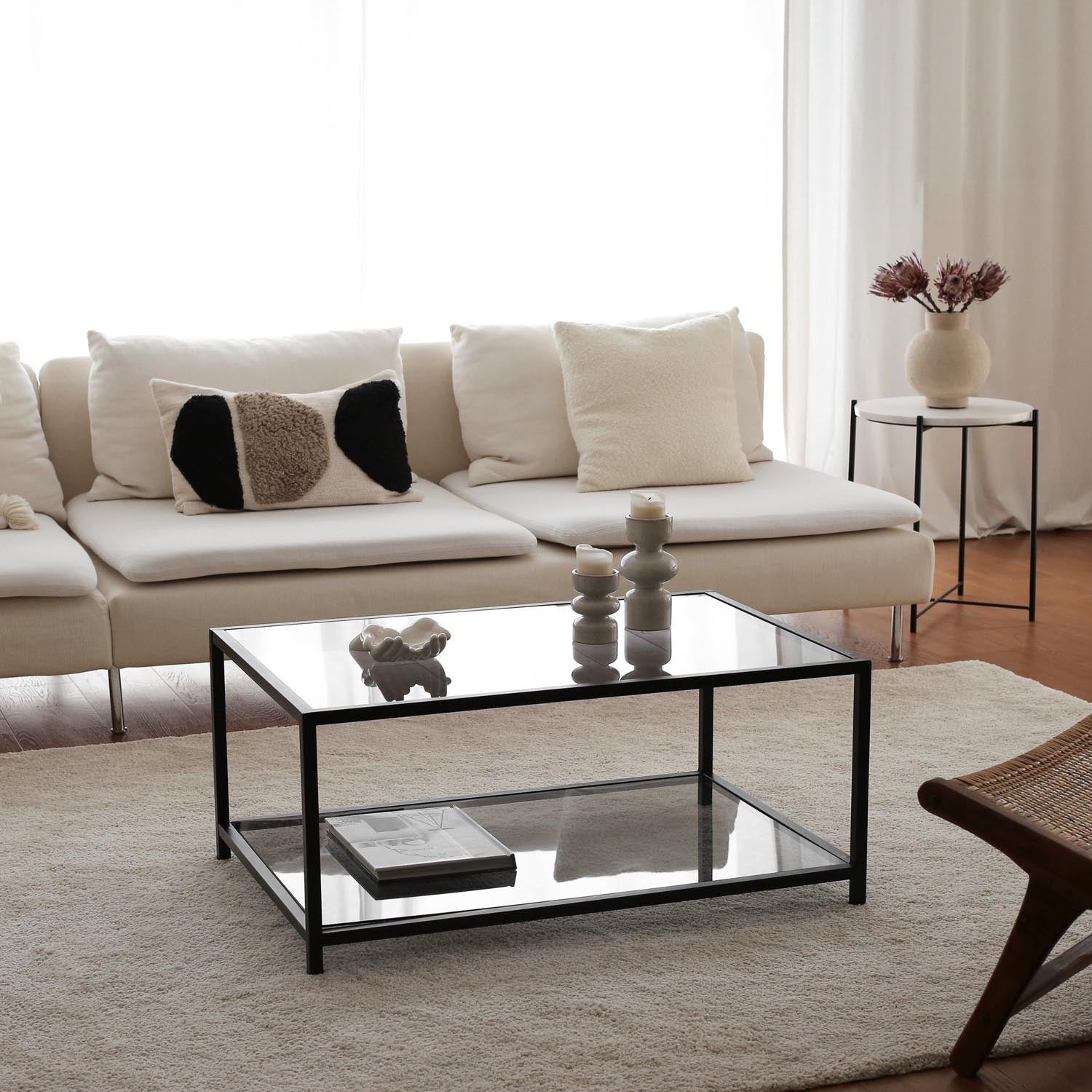 Entdecken Sie den Astro Couchtisch in Fume Schwarz von Hanah Home – ein stilvolles Möbelstück aus gehärtetem Glas und robustem Metall, das Eleganz und Funktionalität vereint.