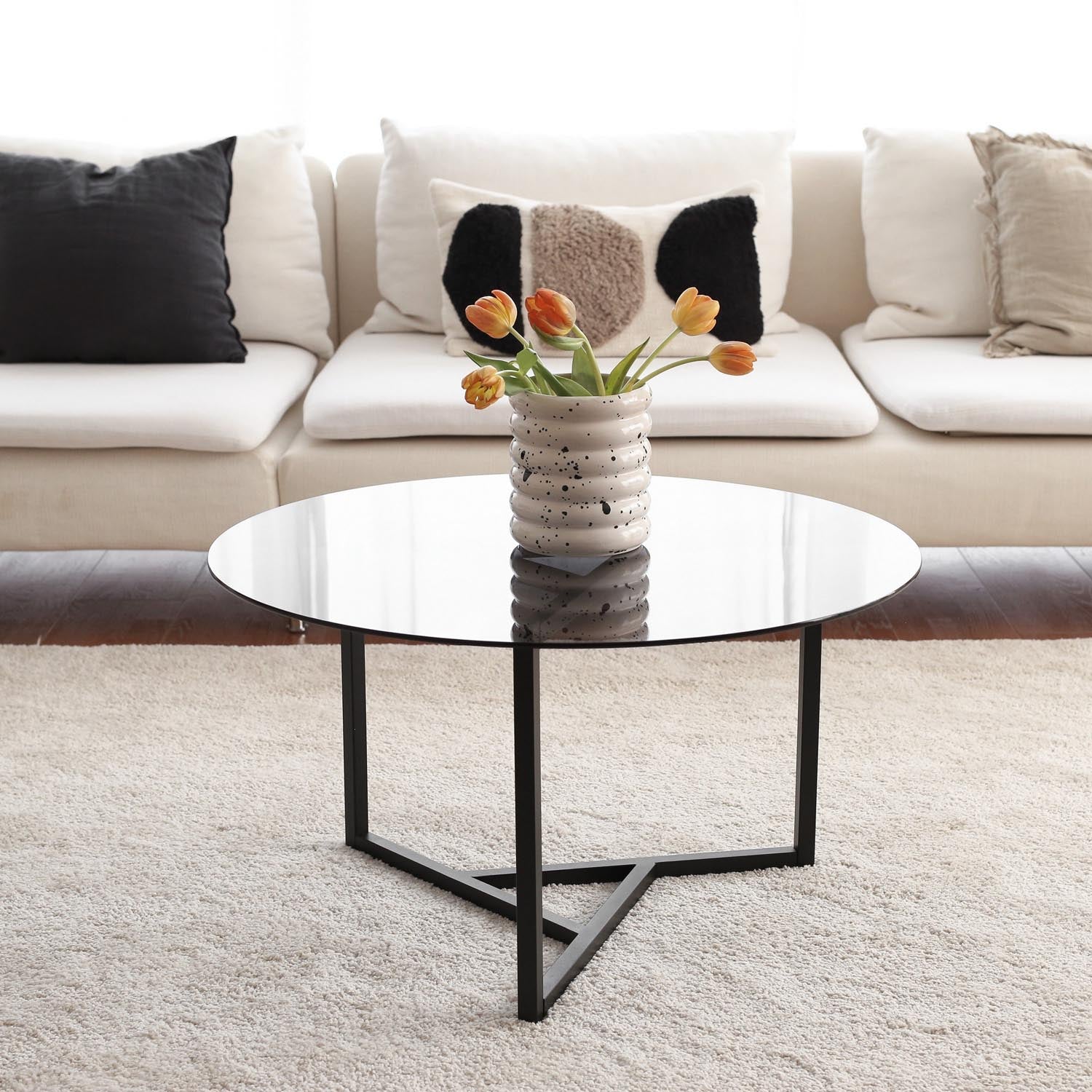 Entdecken Sie den eleganten Trio Couchtisch von Hanah Home in Rauch Schwarz. Ein modernes Design, das Stil und Funktionalität vereint.