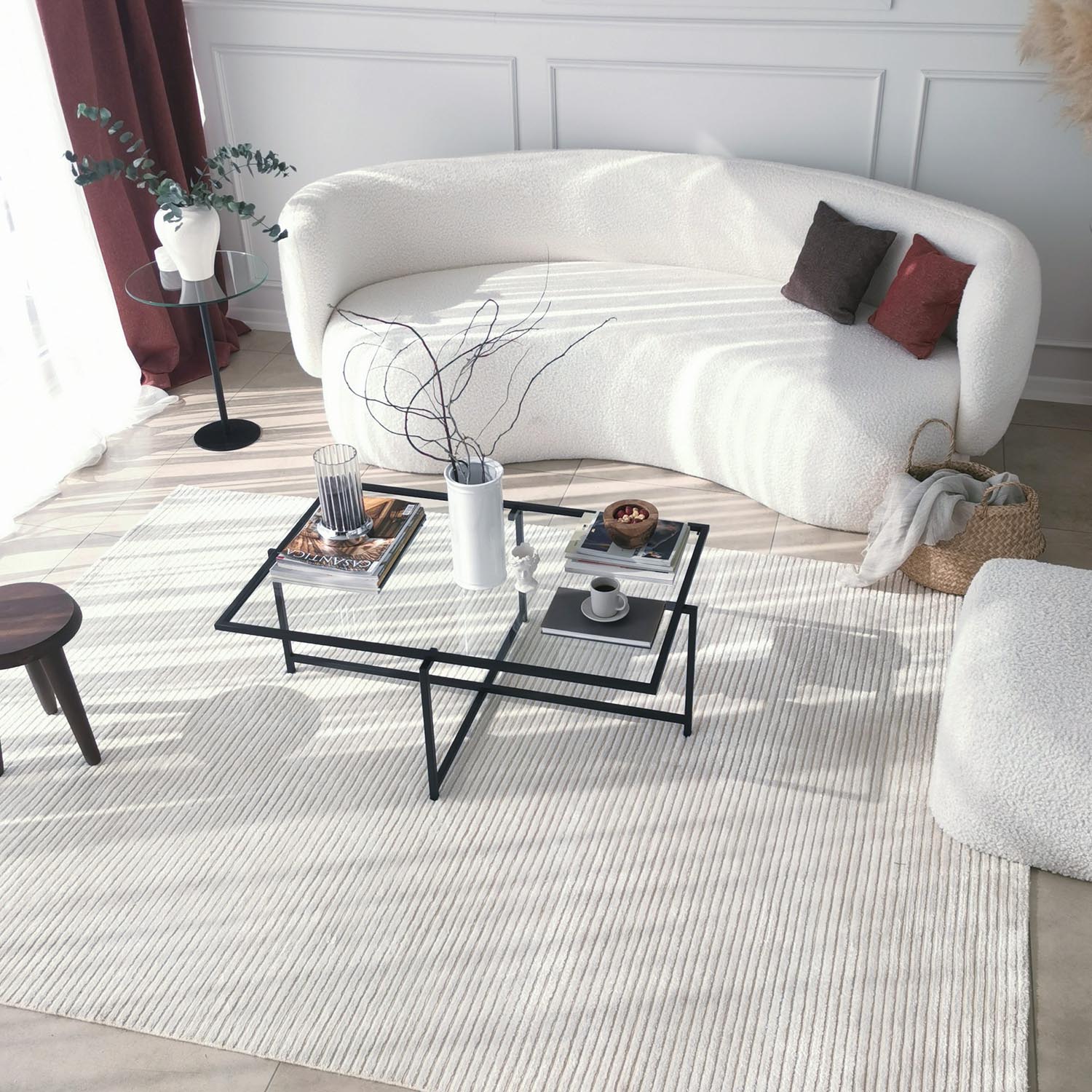 Eleganter Sun S408 Sofatisch in Schwarz von Hanah Home. Hochwertiges gehärtetes Glas und stabile Metallbeine vereinen Stil und Langlebigkeit.