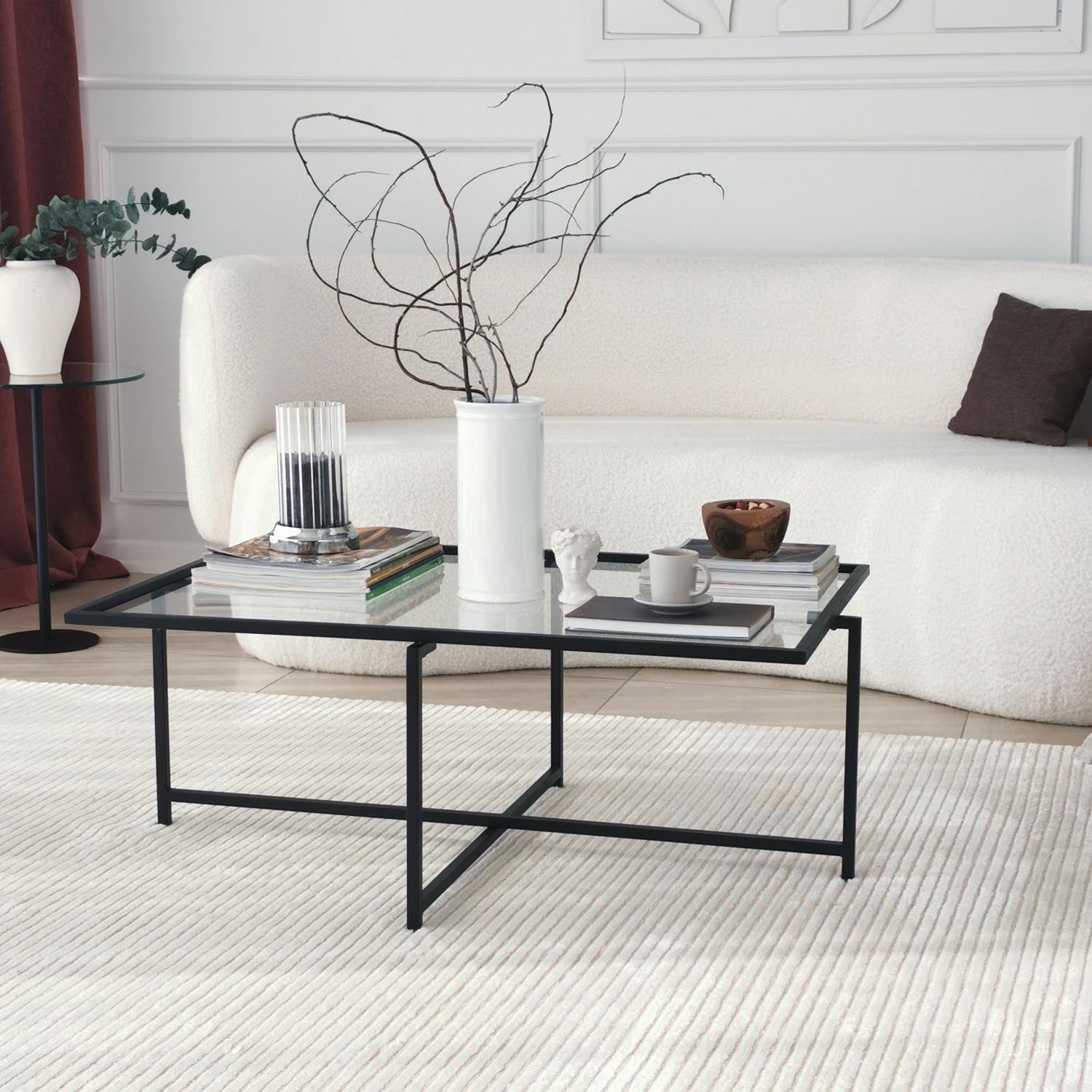 Eleganter Sun S408 Sofatisch in Schwarz von Hanah Home. Hochwertiges gehärtetes Glas und stabile Metallbeine vereinen Stil und Langlebigkeit.