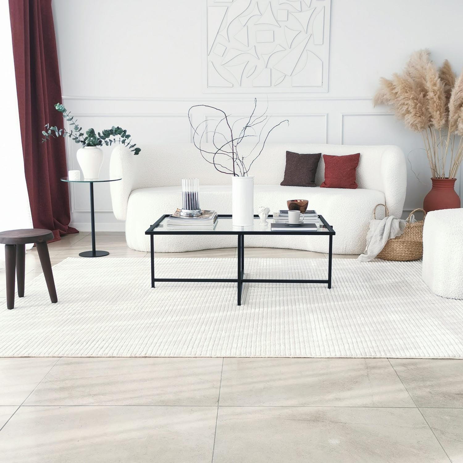 Eleganter Sun S408 Sofatisch in Schwarz von Hanah Home. Hochwertiges gehärtetes Glas und stabile Metallbeine vereinen Stil und Langlebigkeit.