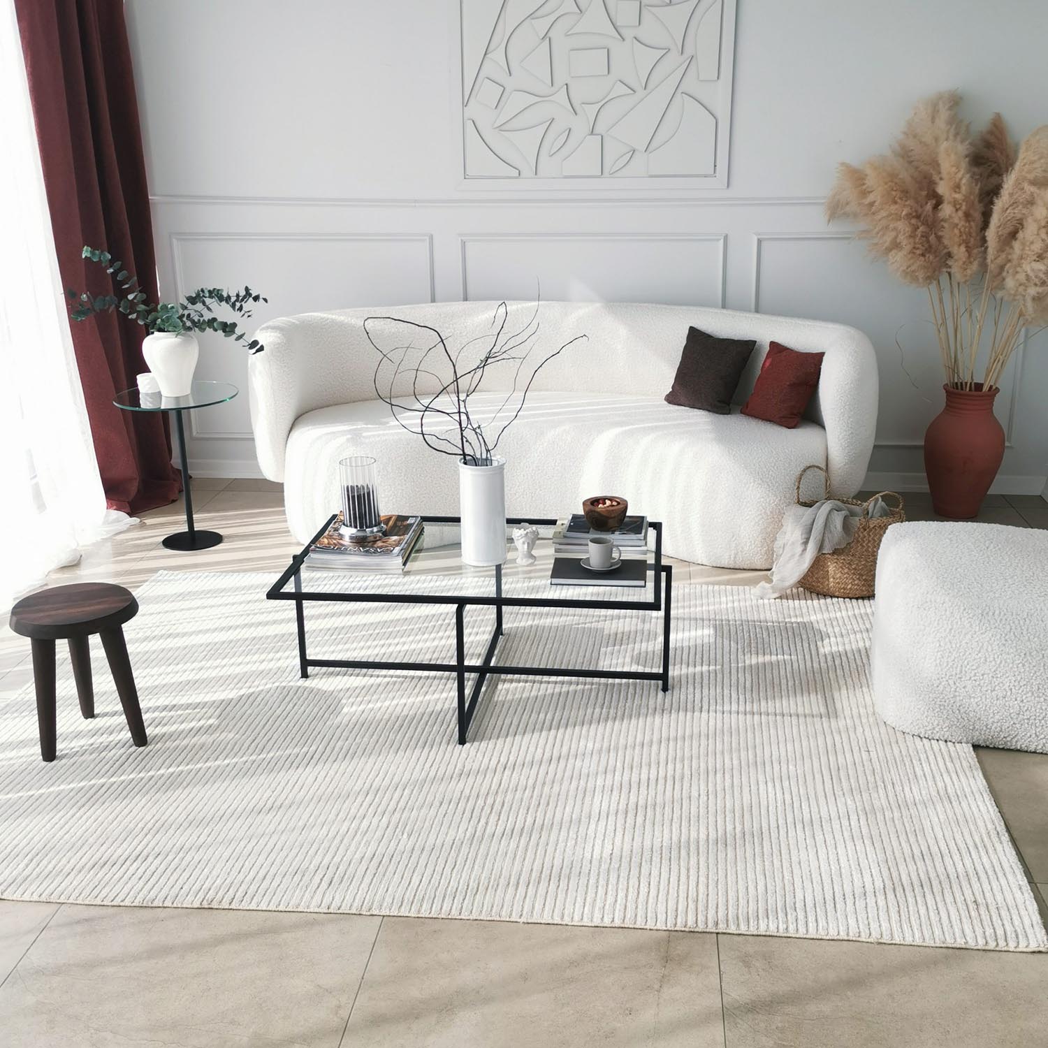 Stylischer Sun S408 Sofatisch in edlem Schwarz von Hanah Home. Robuste Bauweise mit gehärtetem Glas und stabilen Metallbeinen für zeitlose Eleganz.