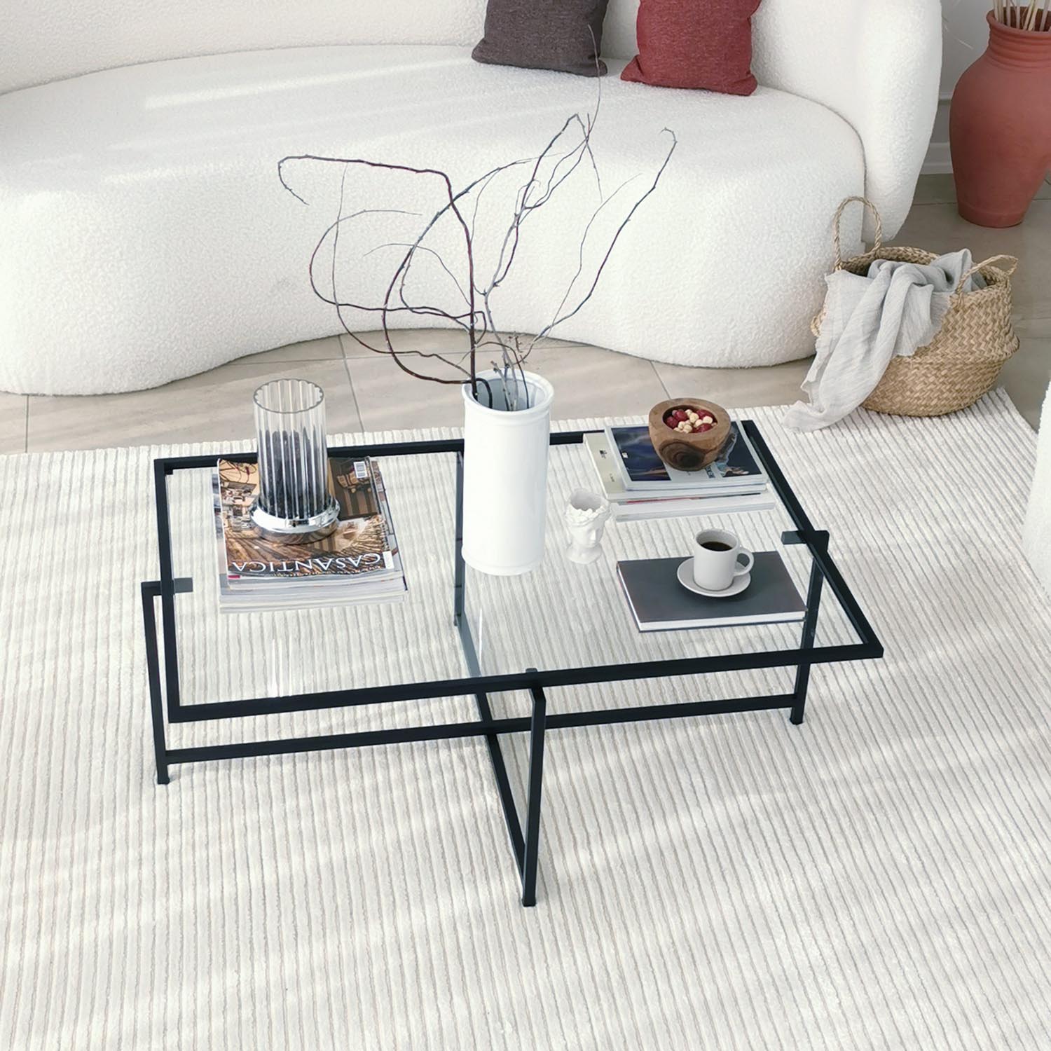 Eleganter Sun S408 Sofatisch in Schwarz von Hanah Home. Hochwertiges gehärtetes Glas und stabile Metallbeine vereinen Stil und Langlebigkeit.