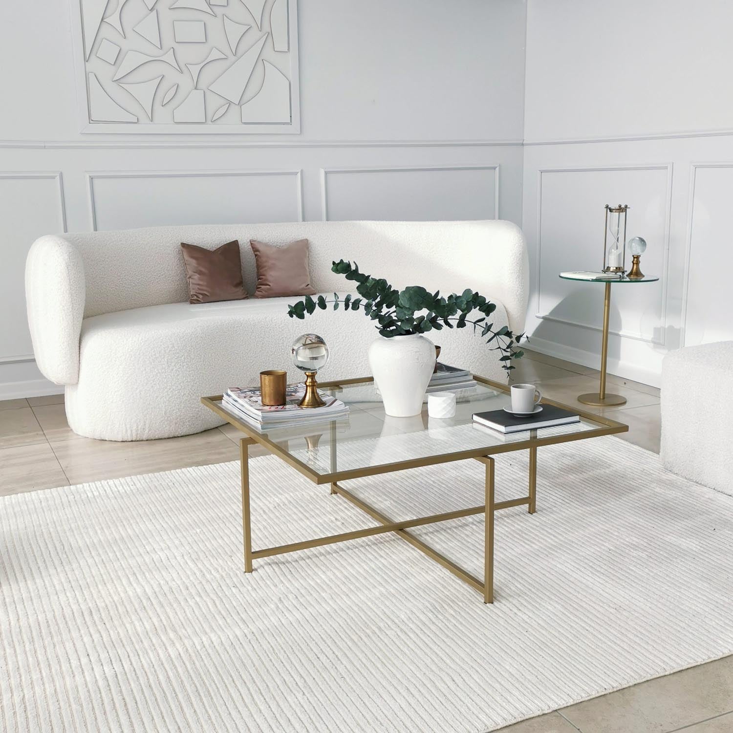 Eleganter Sun S411 Sofatisch von Hanah Home in edlem Gold. Hochwertiges gehärtetes Glas und stilvolle Metallbeine schaffen ein luxuriöses Ambiente.