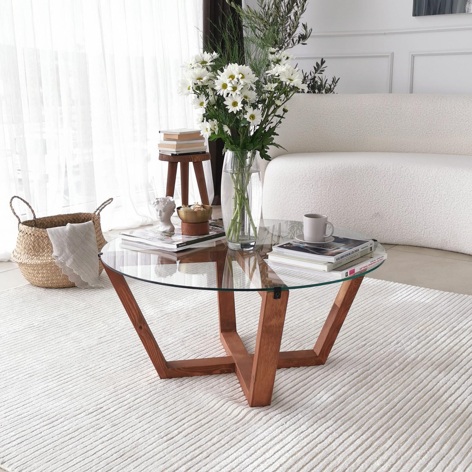 Eleganter Lotus Sofatisch von Hanah Home, aus hochwertigem Kiefernholz und gehärtetem Glas. Ideal für stilvolle Wohnräume!