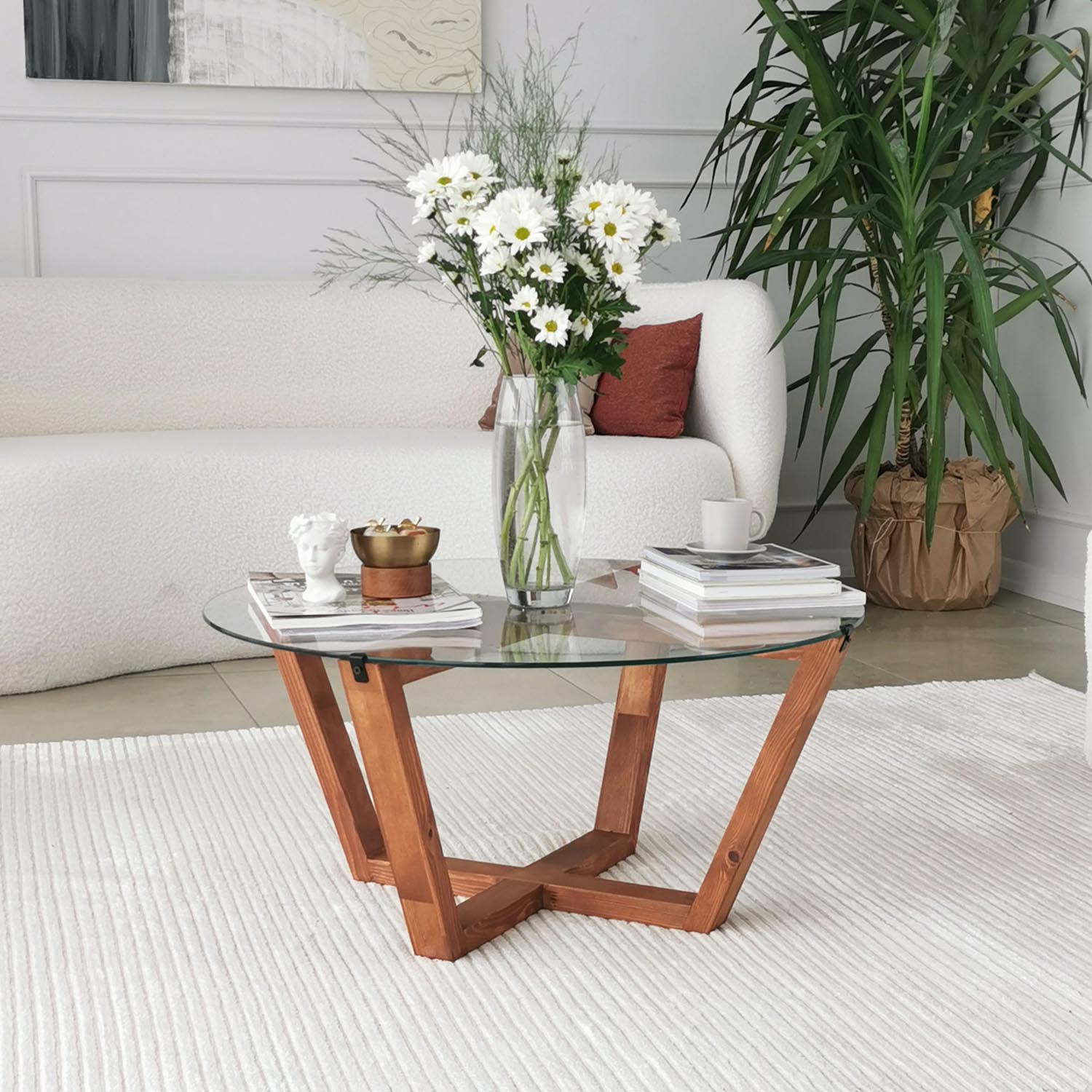Eleganter Lotus Sofatisch von Hanah Home, aus hochwertigem Kiefernholz und gehärtetem Glas. Ideal für stilvolle Wohnräume!