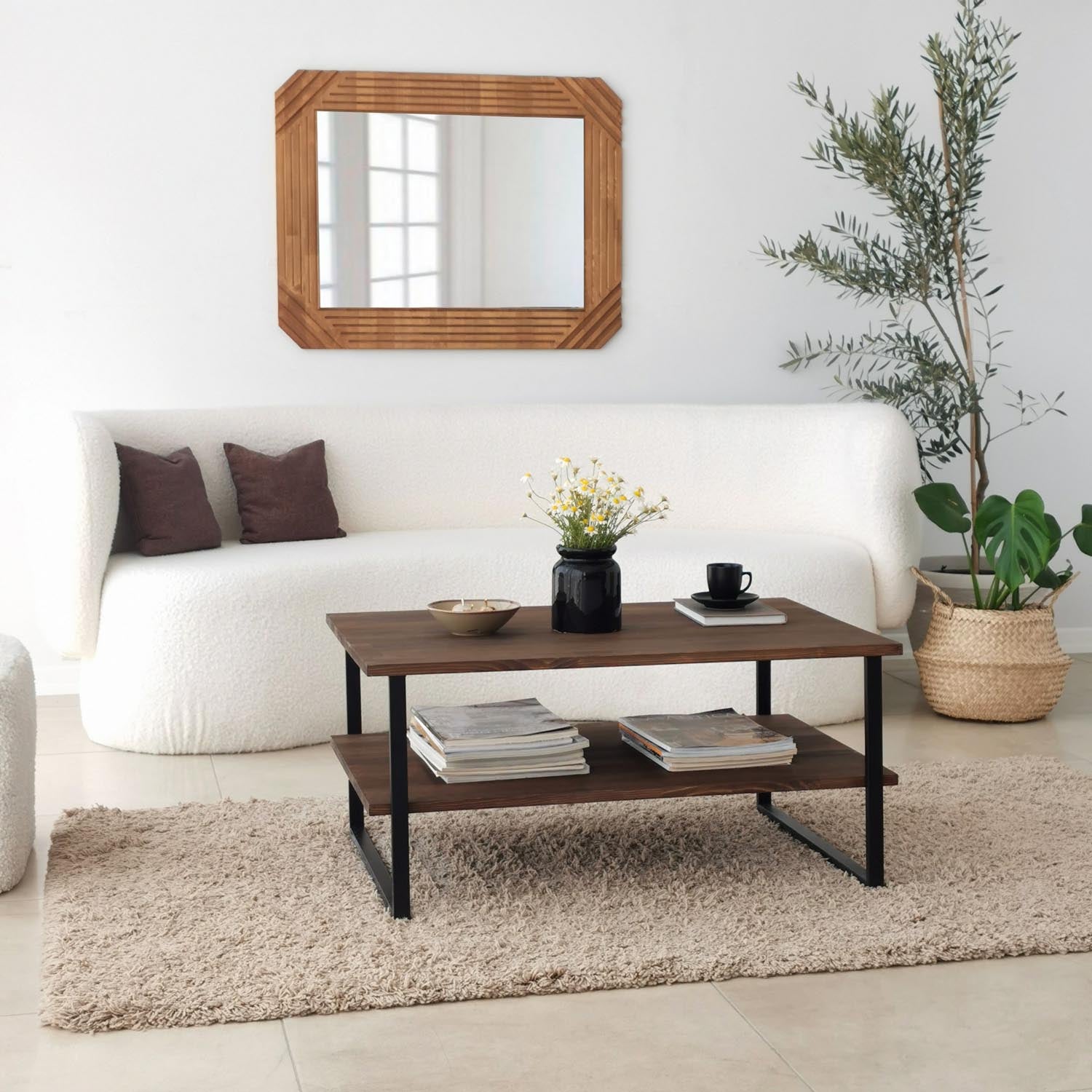 Erleben Sie den Neta Sofatisch in Walnuss von Hanah Home – ein eleganter Couchtisch, der Stil, Qualität und praktischen Stauraum harmonisch kombiniert.