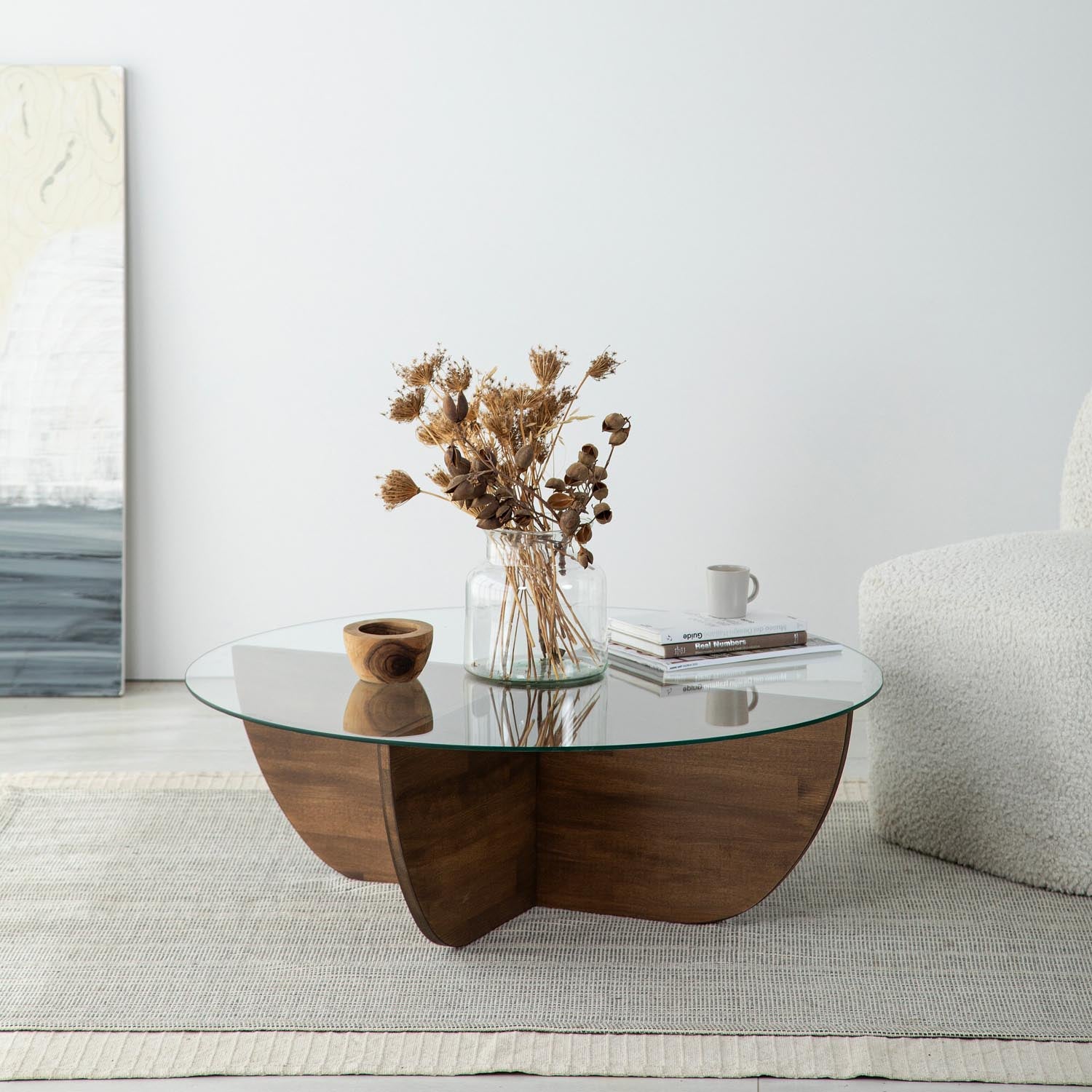 Entdecken Sie den Lily Wood Sofatisch in Walnuss von Hanah Home – ein stilvolles Möbelstück aus gehärtetem Glas und massivem Kiefernholz, das Eleganz und Funktionalität vereint.