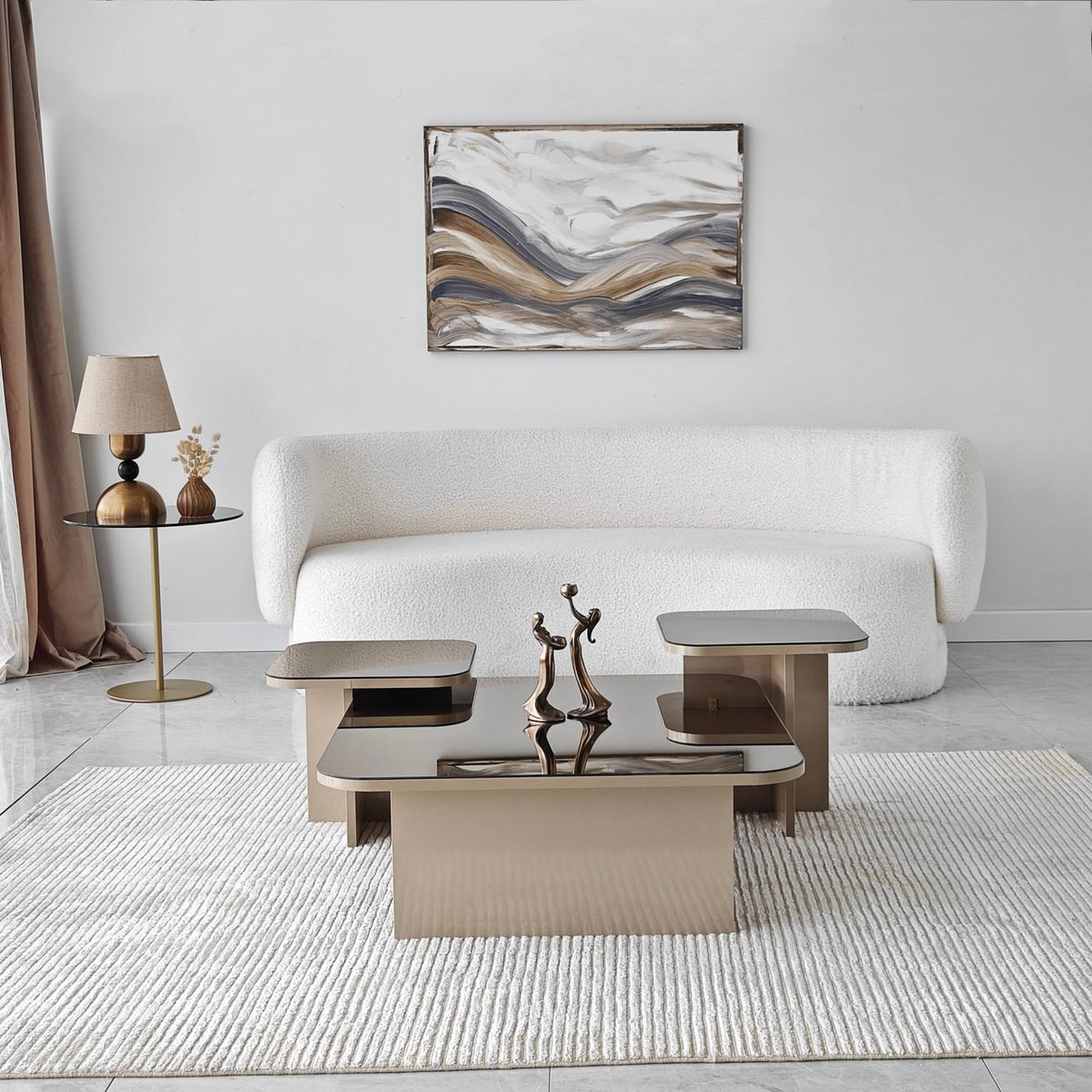 Jazz Sofatisch - Beige
Bronze in Beige / Bronze präsentiert im Onlineshop von KAQTU Design AG. Couchtisch ist von Hanah Home